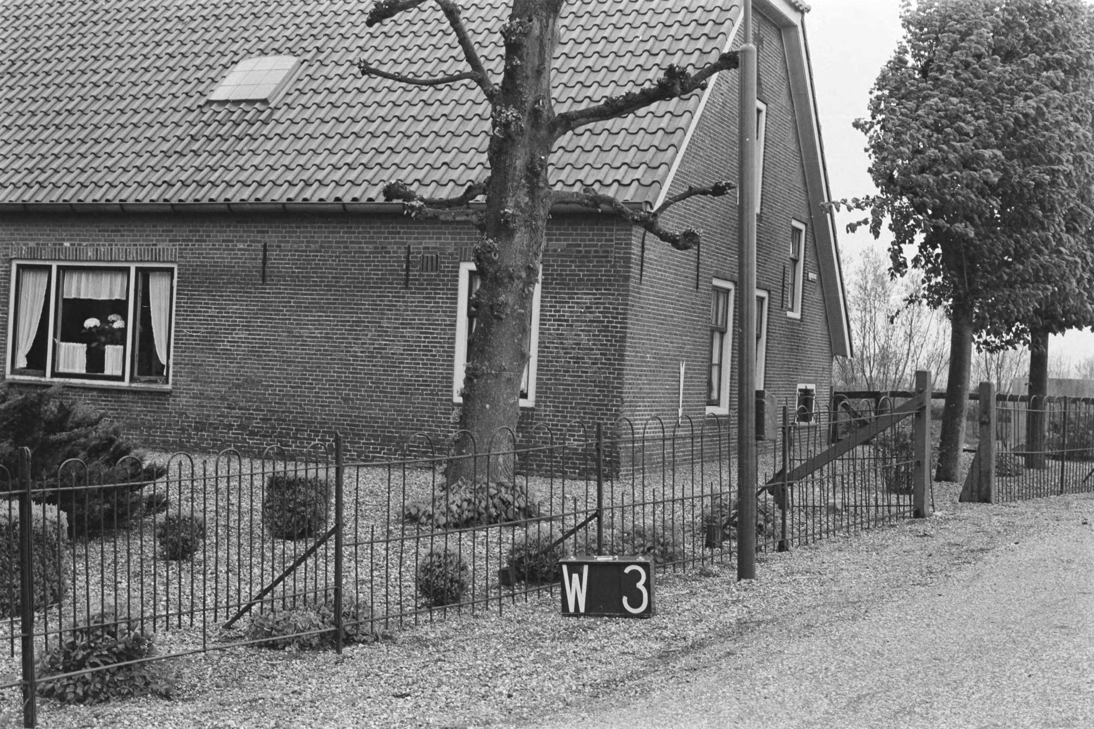 Vaste Punten Cultuurtechnische Dienst — Huis te Woubrugge (ruilverkaveling Veenderpolder) — Foto: Fotograaf Onbekend / Heidemij. Licentie: Set B: Rechtenvrij / Publiek Domein. Bron: Nationaal Archief. http://hdl.handle.net/10648/ae97f296-d0b4-102d-bcf8-003048976d84