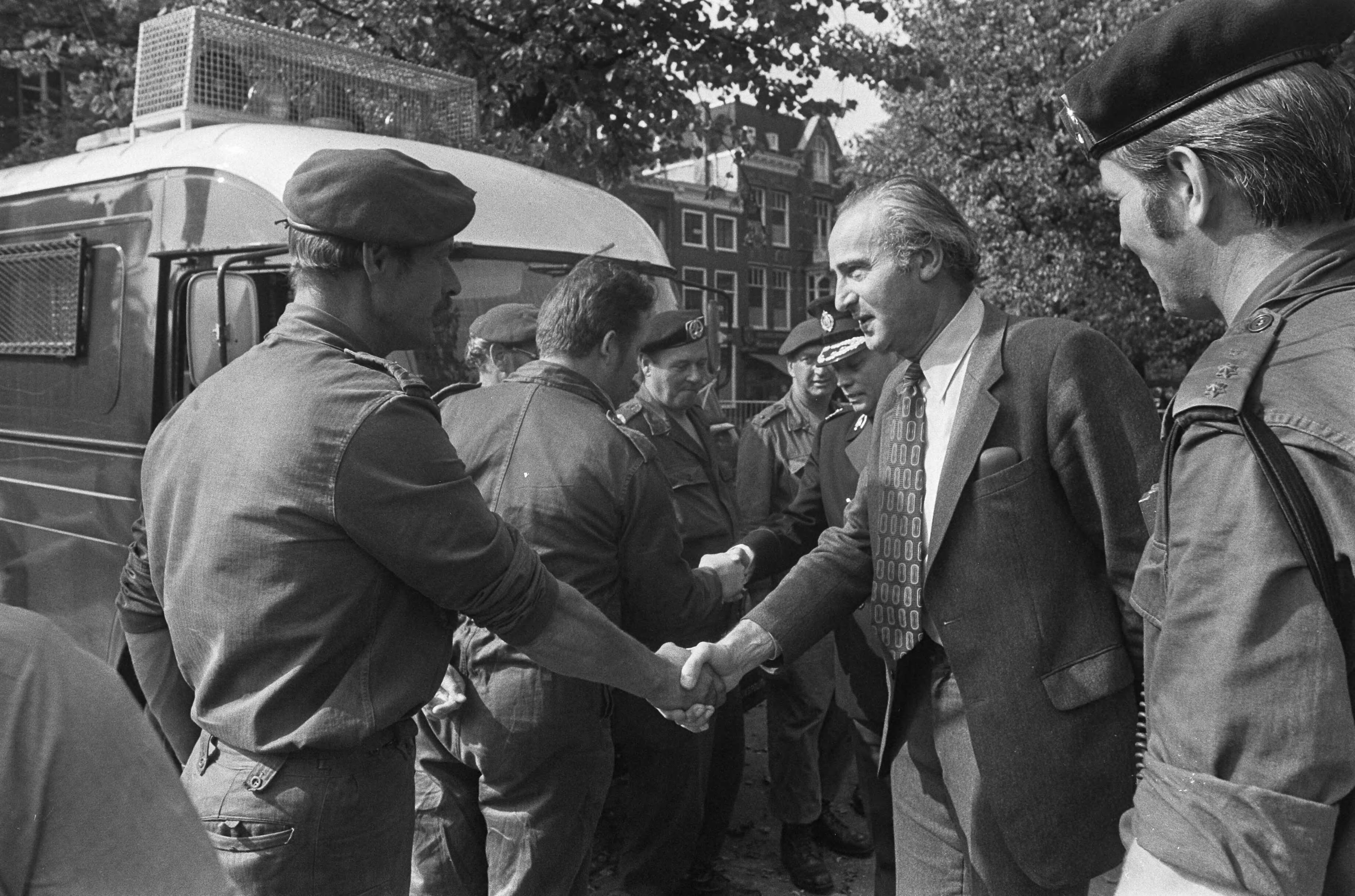 Fotocollectie Anefo — Gijzeling in Den Haag ; minister Vredeling (defensie) gesprek met militairen — Foto: Mieremet, Rob / Anefo. Licentie: Set B: Rechtenvrij / Publiek Domein. Bron: Nationaal Archief. http://hdl.handle.net/10648/ac556176-d0b4-102d-bcf8-003048976d84