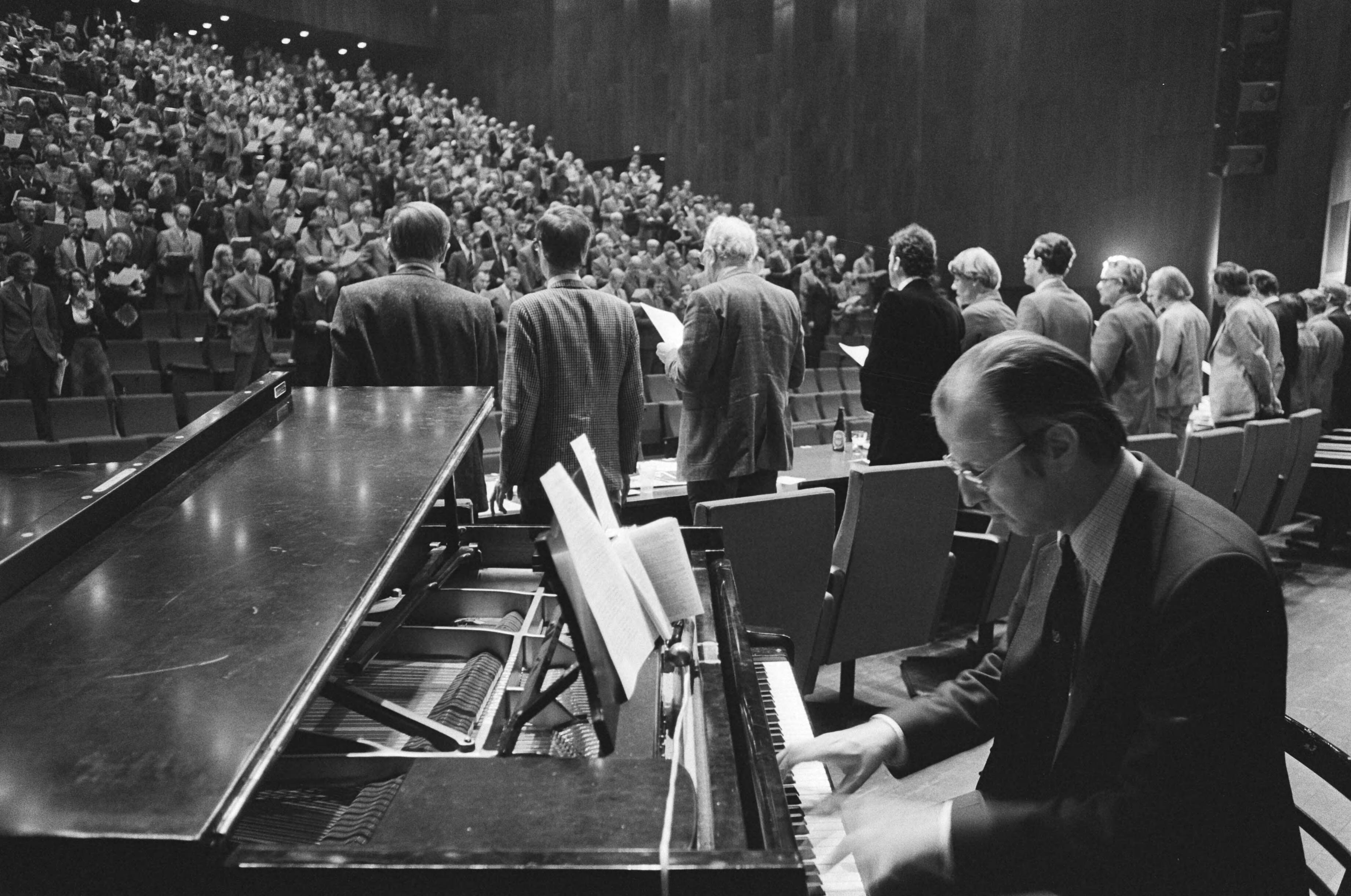 Fotocollectie Anefo — ARP-partijraad in Utrecht over CDA-lijst; psalmen zingen, onder begeleiding van een pianist — Foto: Verhoeff, Bert / Anefo. Licentie: Set B: Rechtenvrij / Publiek Domein. Bron: Nationaal Archief. http://hdl.handle.net/10648/ac8c73a0-d0b4-102d-bcf8-003048976d84