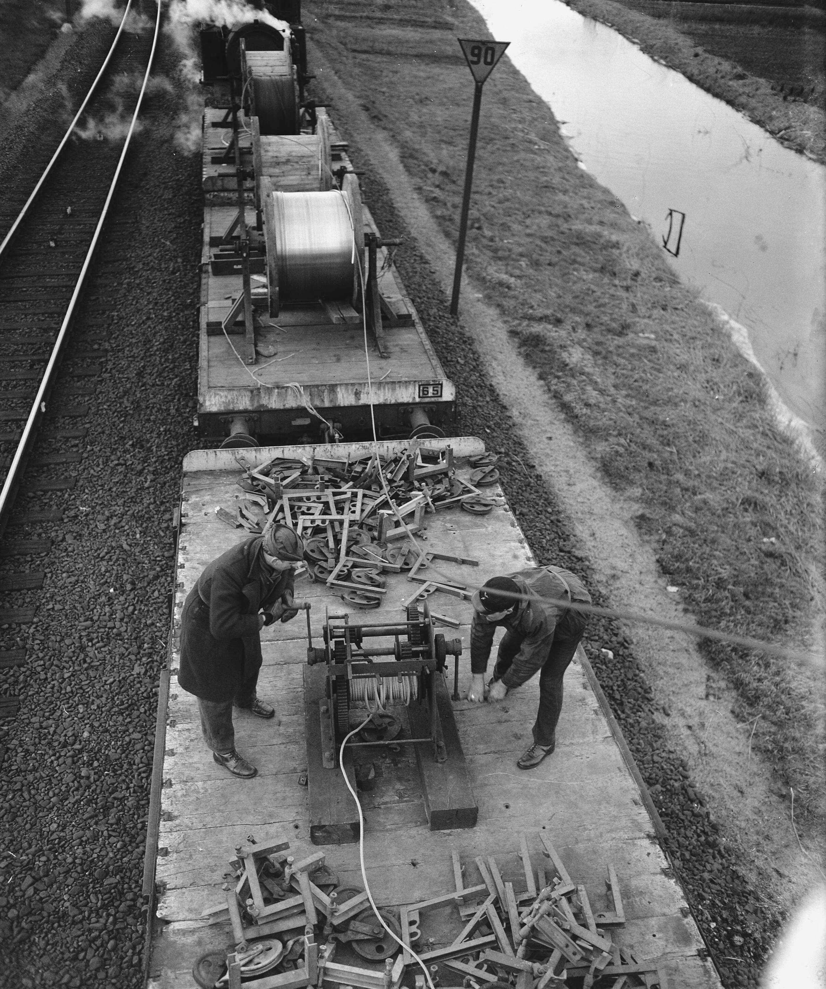 Fotocollectie Anefo — Electrificatie van lijn Amsterdam-Hilversum — Foto: Raucamp, Koos / Anefo. Licentie: Set B: Rechtenvrij / Publiek Domein. Bron: Nationaal Archief. http://hdl.handle.net/10648/a894aed4-d0b4-102d-bcf8-003048976d84