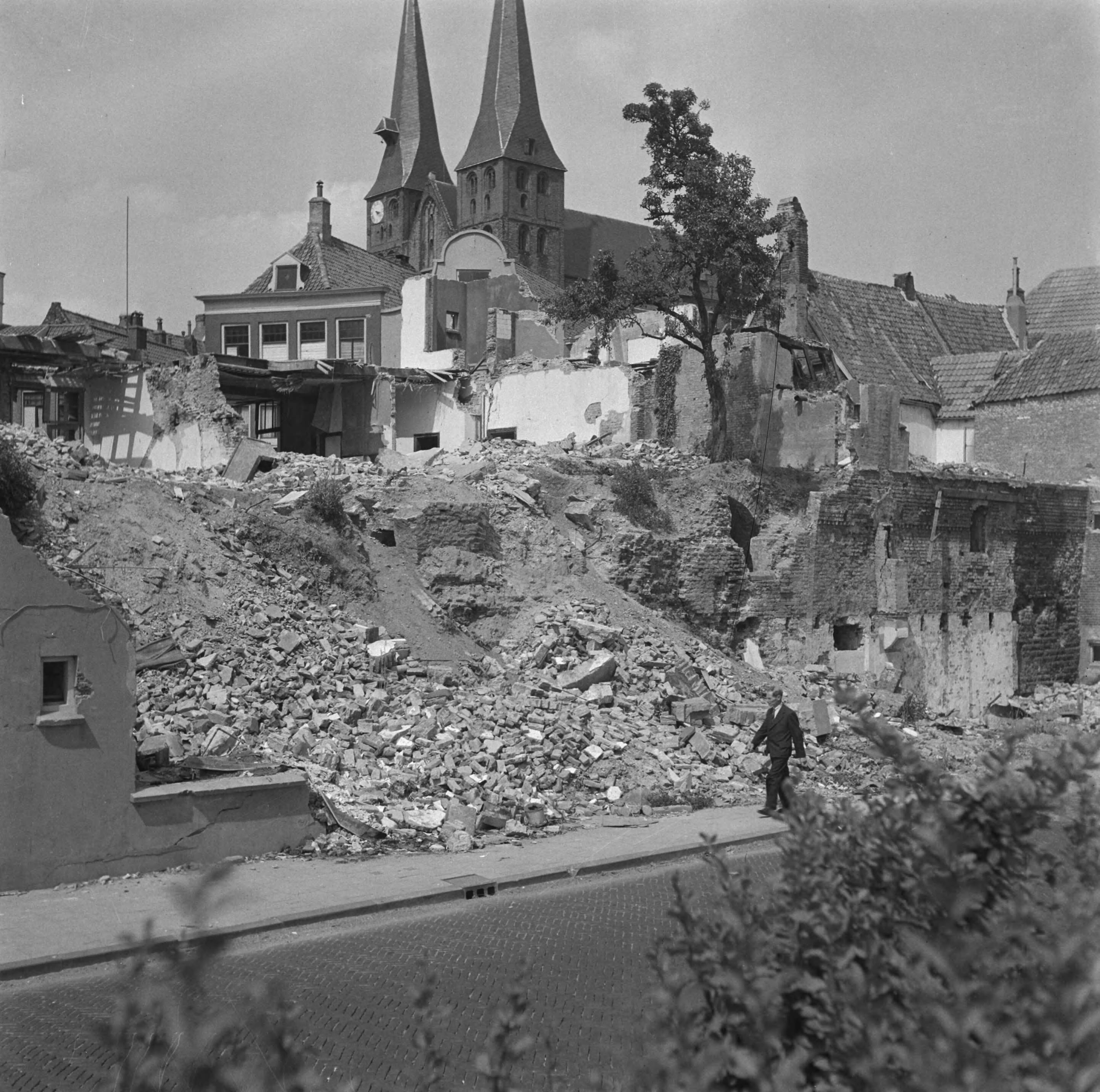 Vernielingen: Deventer [en Zutphen] — [Deventer. verwoeste gebouwen. Op achtergrond Sint-Nicolaas of Bergkerk] — Foto: Fotograaf Onbekend / Anefo. Licentie: Set B: Rechtenvrij / Publiek Domein. Bron: Nationaal Archief. http://hdl.handle.net/10648/ac0fb9fa-d0b4-102d-bcf8-003048976d84