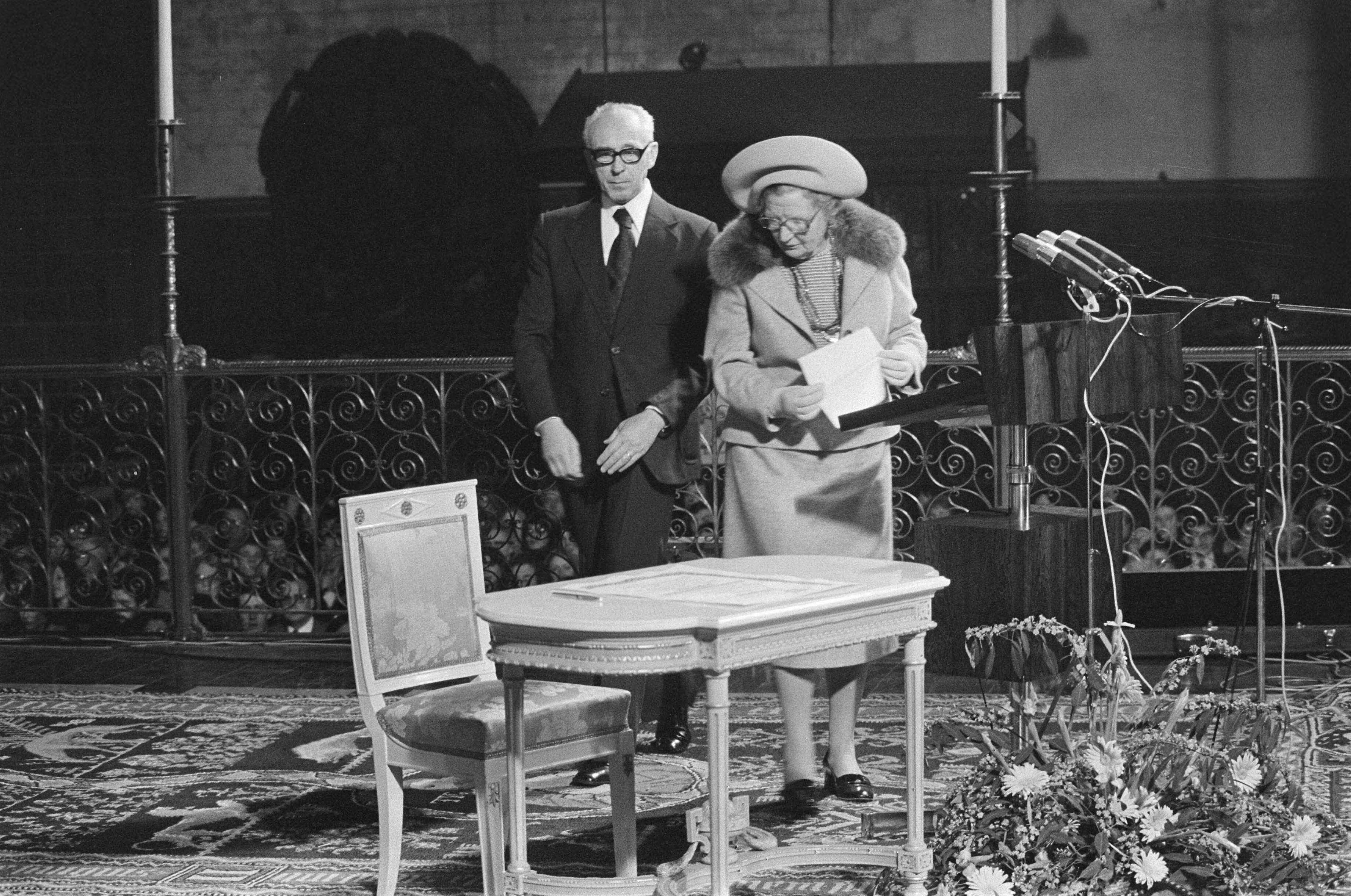 Fotocollectie Anefo — Hare Majesteit opent Rijksuniversiteit in Maastricht; koningin Juliana tekent, na toespraak — Foto: Mieremet, Rob / Anefo. Licentie: Set B: Rechtenvrij / Publiek Domein. Bron: Nationaal Archief. http://hdl.handle.net/10648/ac7a959a-d0b4-102d-bcf8-003048976d84