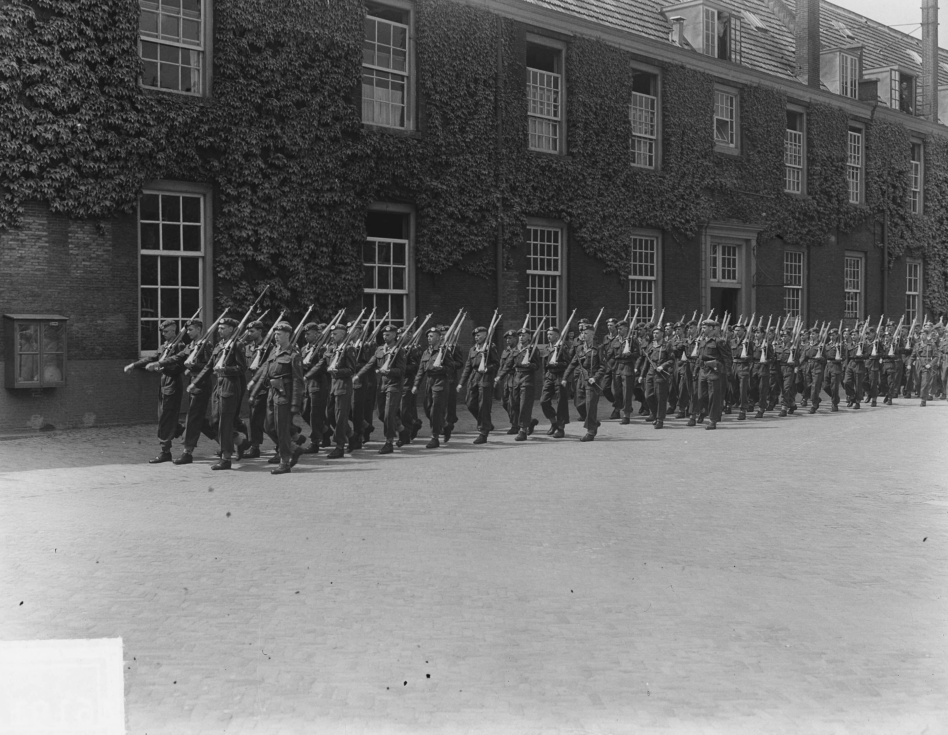 Inspectie en defilé te Haarlem t.g.v. afscheid Luchtdoelafdeling — Inspectie en defilé te Haarlem t.g.v. afscheid van het regiment lichte luchtdoelartillerie "Betuwe" — Foto: Vogel, Carel L. de / Anefo. Licentie: Set B: Rechtenvrij / Publiek Domein. Bron: Nationaal Archief. http://hdl.handle.net/10648/a8eb8b32-d0b4-102d-bcf8-003048976d84