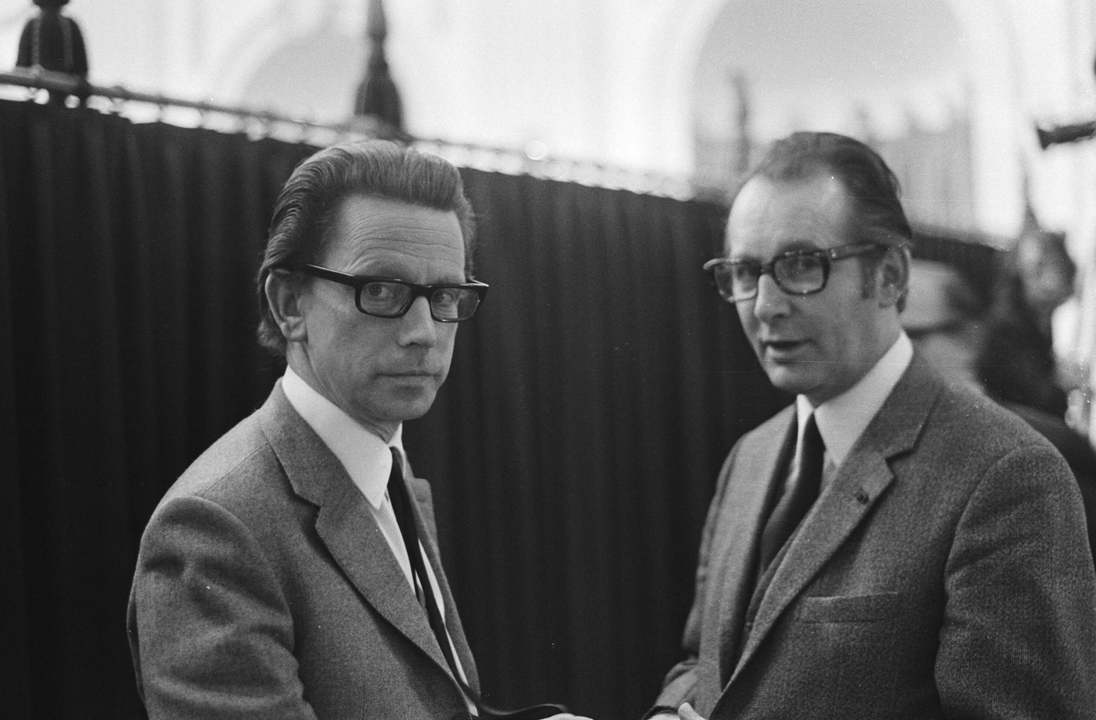Fotocollectie Anefo — Tweede Kamer behandelt brieven van ministerie van Sociale Zaken, Economische Zaken en Volkshuisvesting m.b.t. Oost-Groningen; links Wierenga (PvdA), r. — Foto: Mieremet, Rob / Anefo. Licentie: Set B: Rechtenvrij / Publiek Domein. Bron: Nationaal Archief. http://hdl.handle.net/10648/abb19384-d0b4-102d-bcf8-003048976d84
