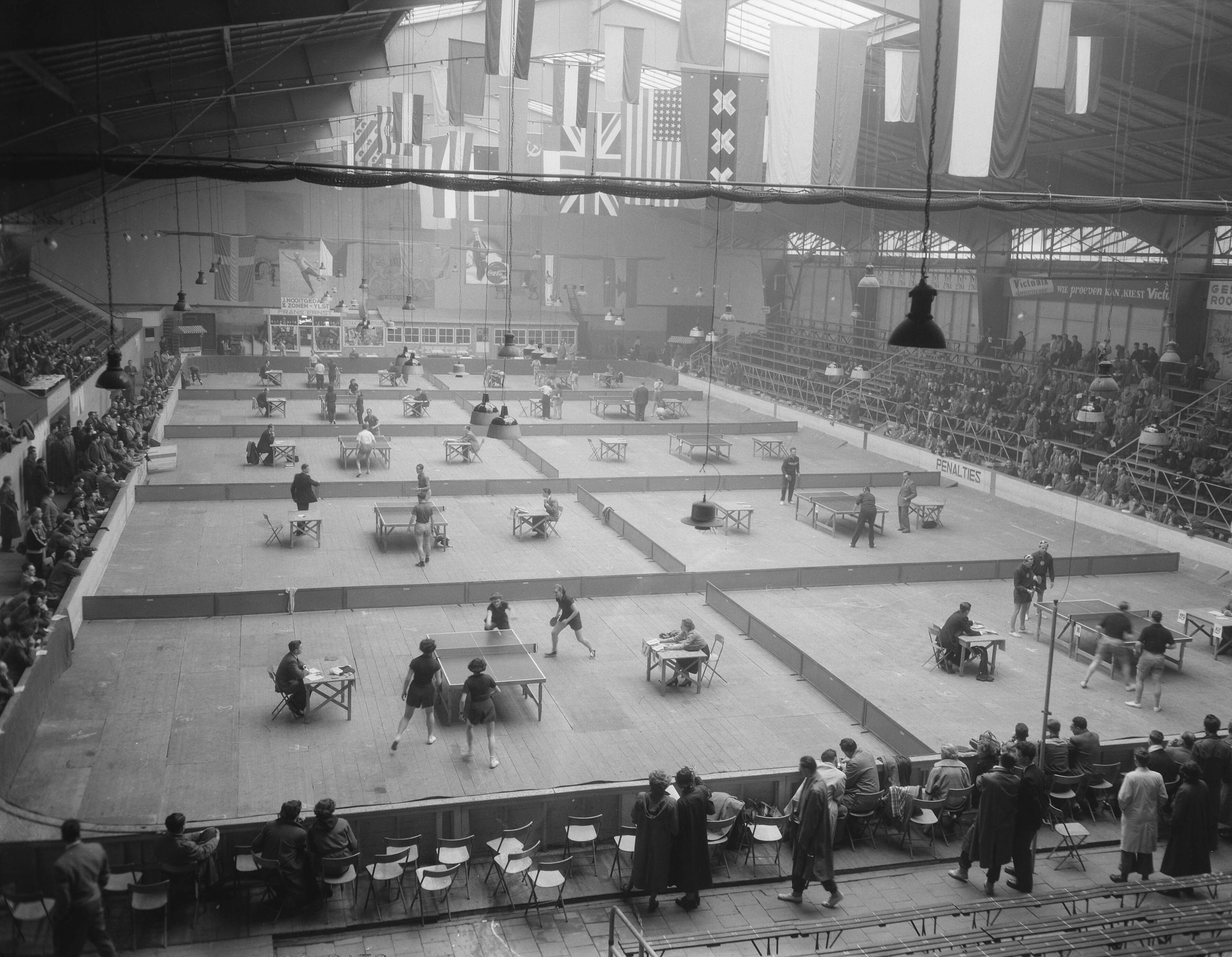 Fotocollectie Anefo — Tafeltenniskampioenschappen in Houtrust te Den Haag — Foto: Duinen, G.W. van / Anefo. Licentie: Set B: Rechtenvrij / Publiek Domein. Bron: Nationaal Archief. http://hdl.handle.net/10648/a91f3928-d0b4-102d-bcf8-003048976d84