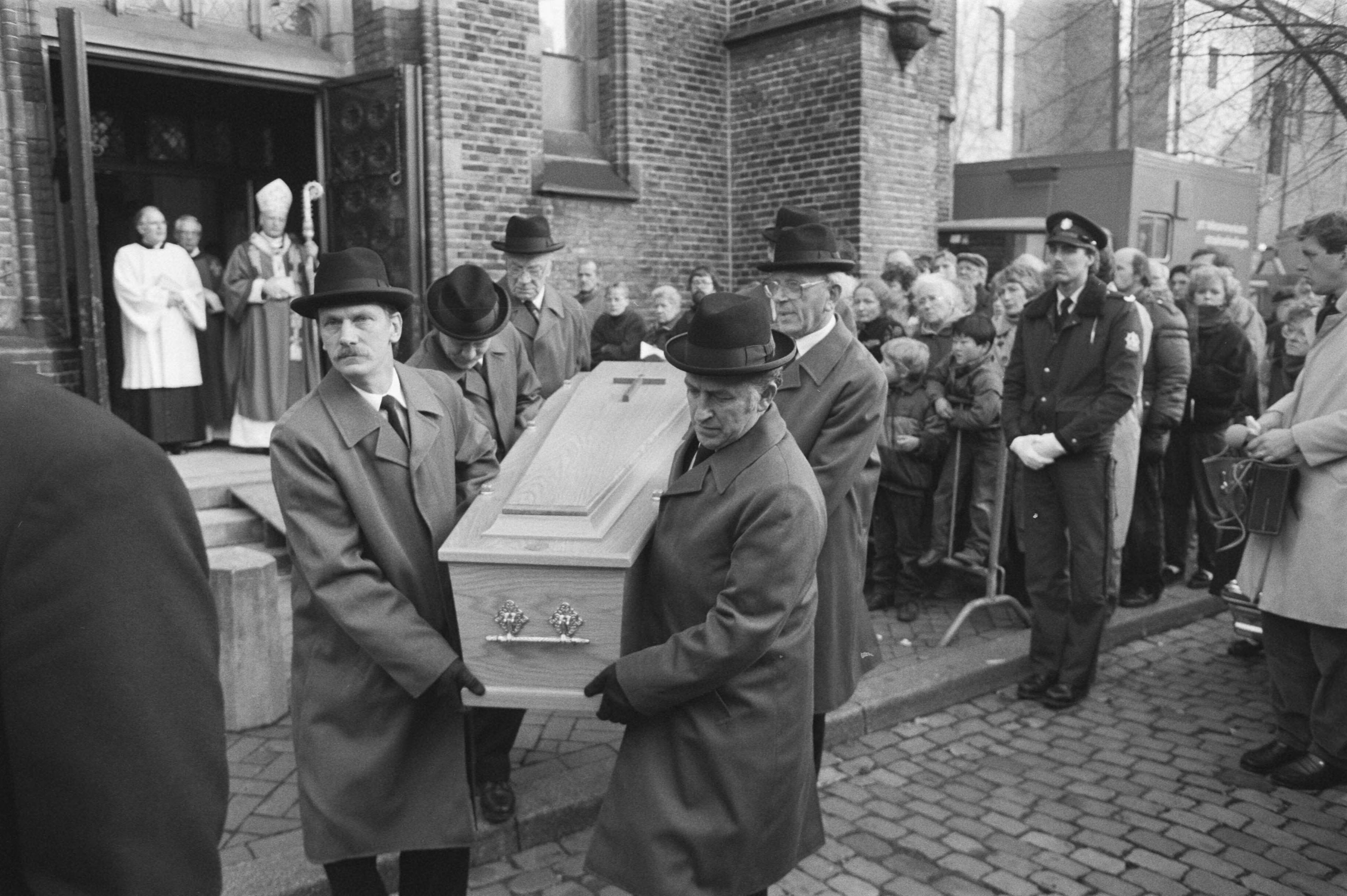 Fotocollectie Anefo — Uitvaart kardinaal Alfrink in Utrecht; kist met Alfrink verlaat de bank — Foto: Croes, Rob C. / Anefo. Licentie: Set B: Rechtenvrij / Publiek Domein. Bron: Nationaal Archief. http://hdl.handle.net/10648/ad6728b0-d0b4-102d-bcf8-003048976d84