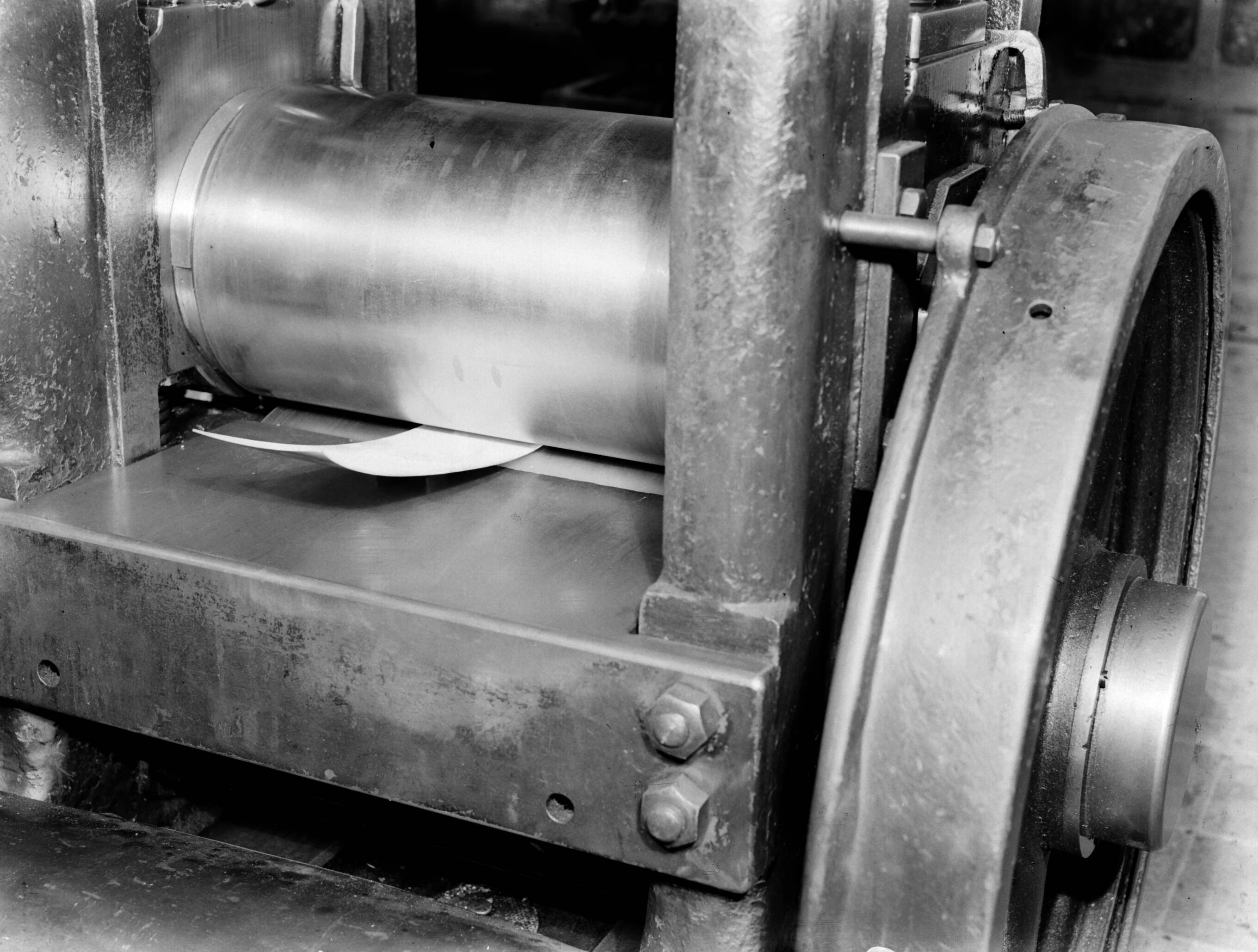 Productfoto's; zilverwerk — Machine voor vlakwalsen van plaatmateriaal bij de fa. Gerritsen & Van Kempen in Zeist — Foto: Poll, Willem van de. Licentie: Set B: Rechtenvrij / Publiek Domein. Bron: Nationaal Archief. http://hdl.handle.net/10648/ae9e402e-d0b4-102d-bcf8-003048976d84