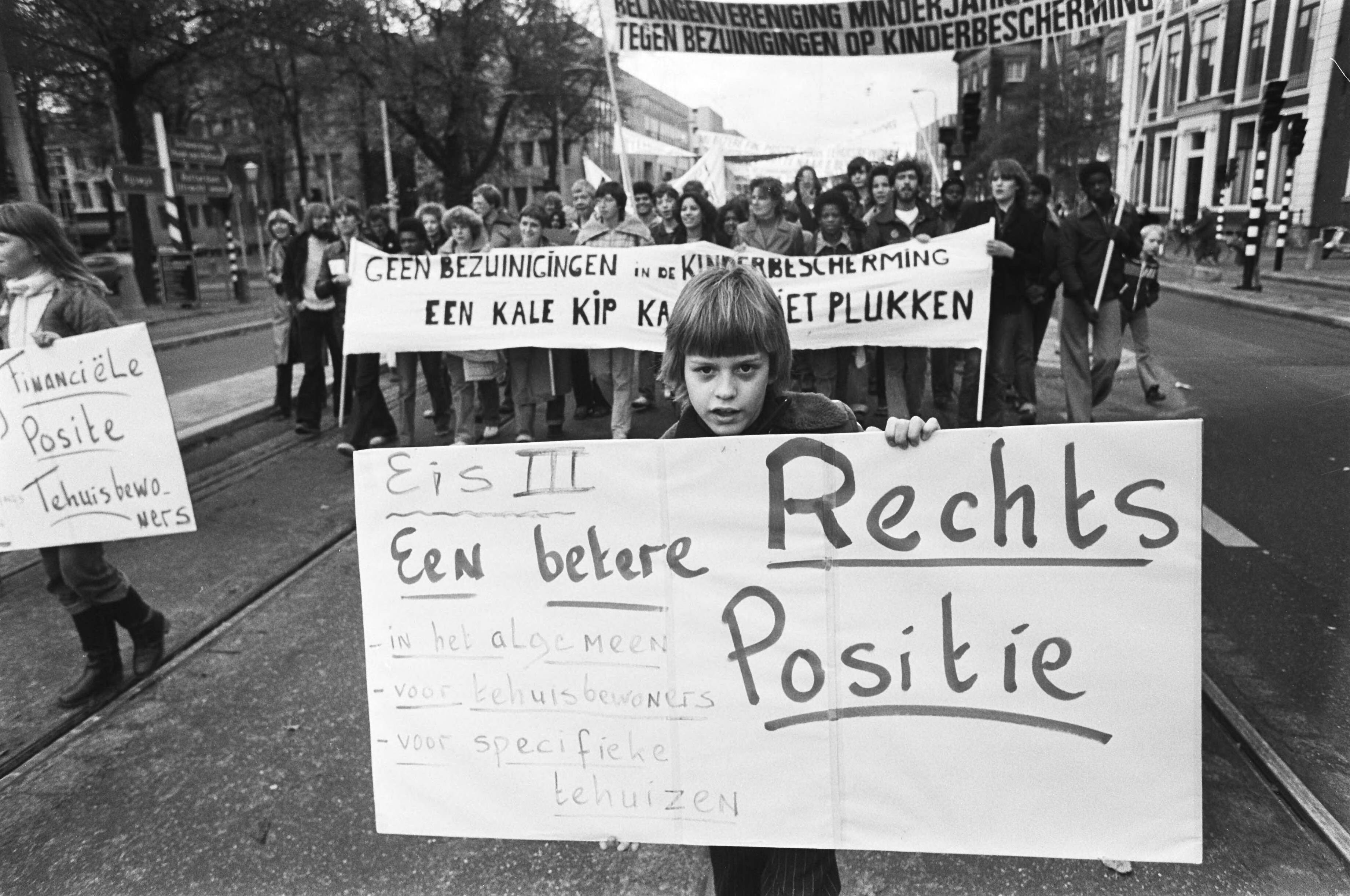 Fotocollectie Anefo — Demonstratie belangen vereniging minderjarigen in Den Haag ; jeugdige demonstranten onderweg — Foto: Suyk, Koen / Anefo. Licentie: Set B: Rechtenvrij / Publiek Domein. Bron: Nationaal Archief. http://hdl.handle.net/10648/acbde656-d0b4-102d-bcf8-003048976d84