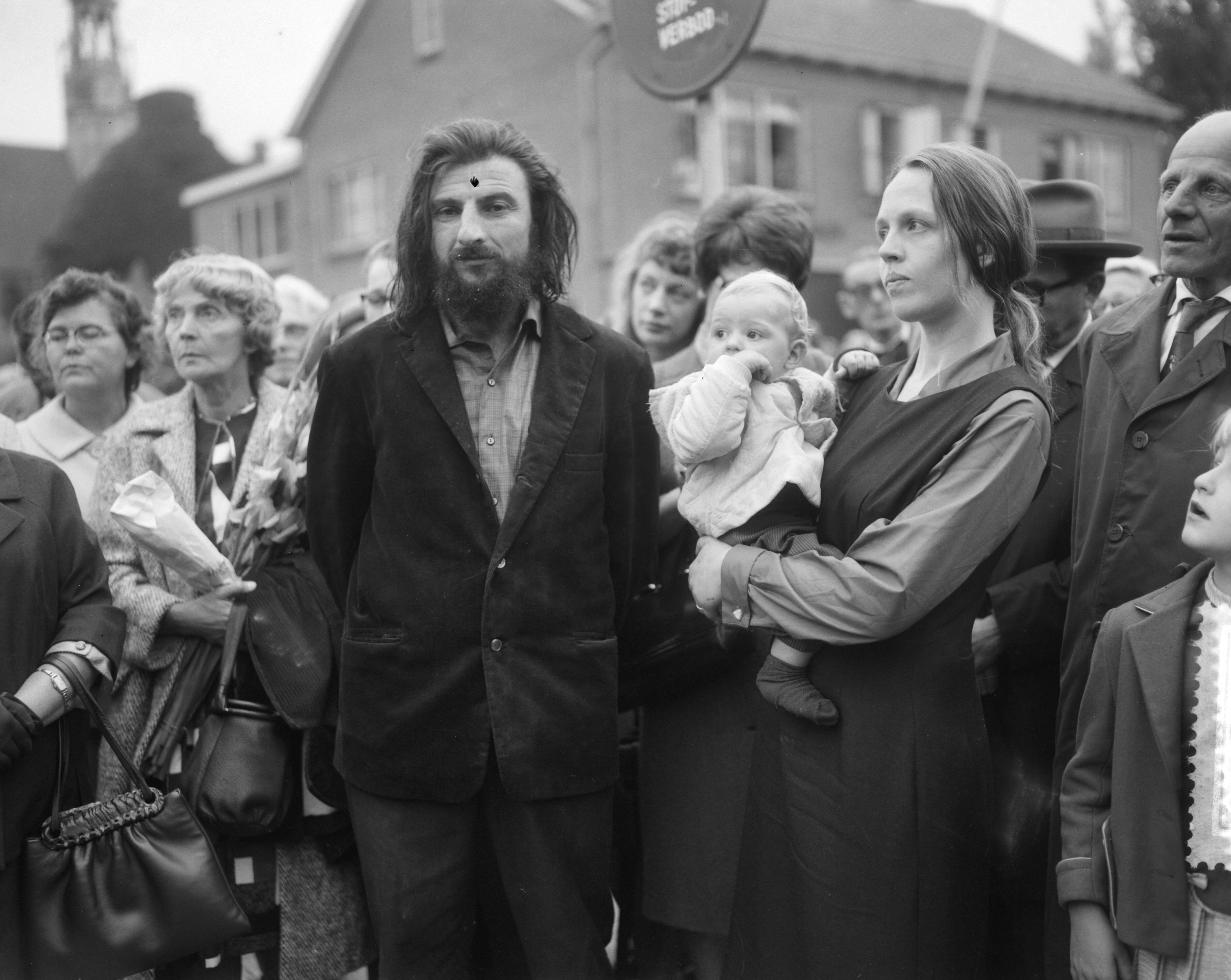 Fotocollectie Anefo — Onthulling beeld "Pourquoi" van beeldhouwer Miletic — Foto: Bilsen, Joop van / Anefo. Licentie: Set B: Rechtenvrij / Publiek Domein. Bron: Nationaal Archief. http://hdl.handle.net/10648/aa734a26-d0b4-102d-bcf8-003048976d84