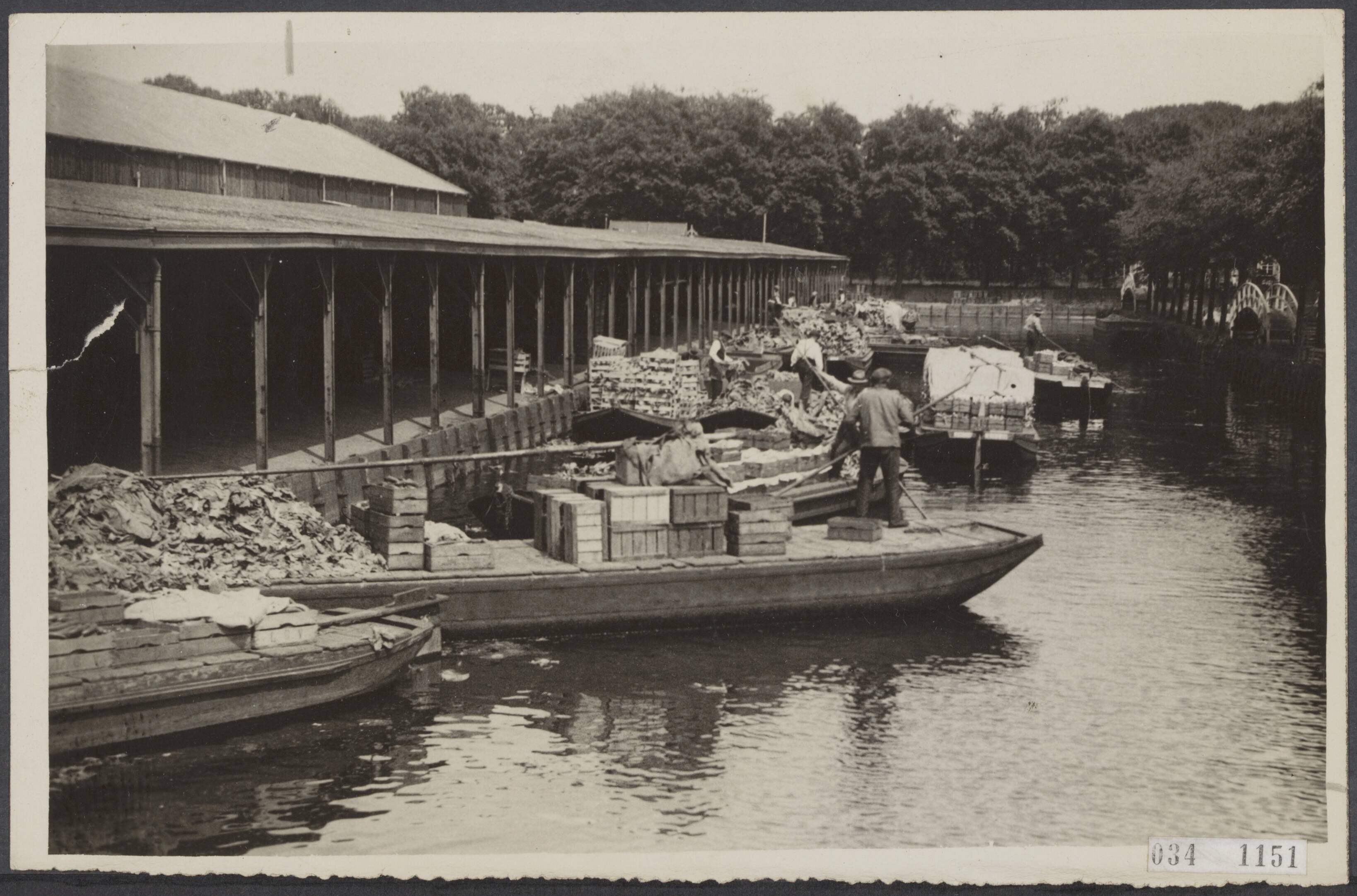 Fotocollectie Elsevier Binnenland — Drijvende groentenmarkt te Loosdrecht — Foto: Fotopersbureau "Holland". Licentie: Set B: Rechtenvrij / Publiek Domein. Bron: Nationaal Archief. http://hdl.handle.net/10648/ade94138-d0b4-102d-bcf8-003048976d84