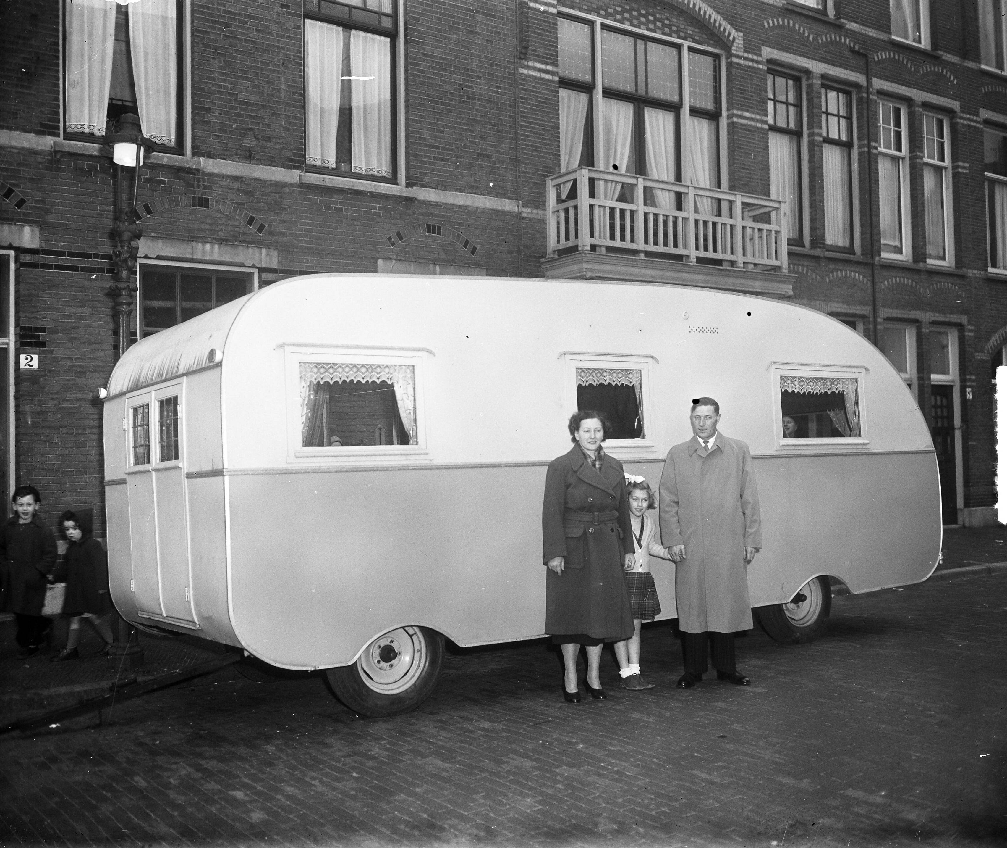 Fotocollectie Anefo — Emigrant artiesten uit Den Haag met woonwagen — Foto: Duinen, H. van / Anefo. Licentie: Set B: Rechtenvrij / Publiek Domein. Bron: Nationaal Archief. http://hdl.handle.net/10648/a8e5dde0-d0b4-102d-bcf8-003048976d84