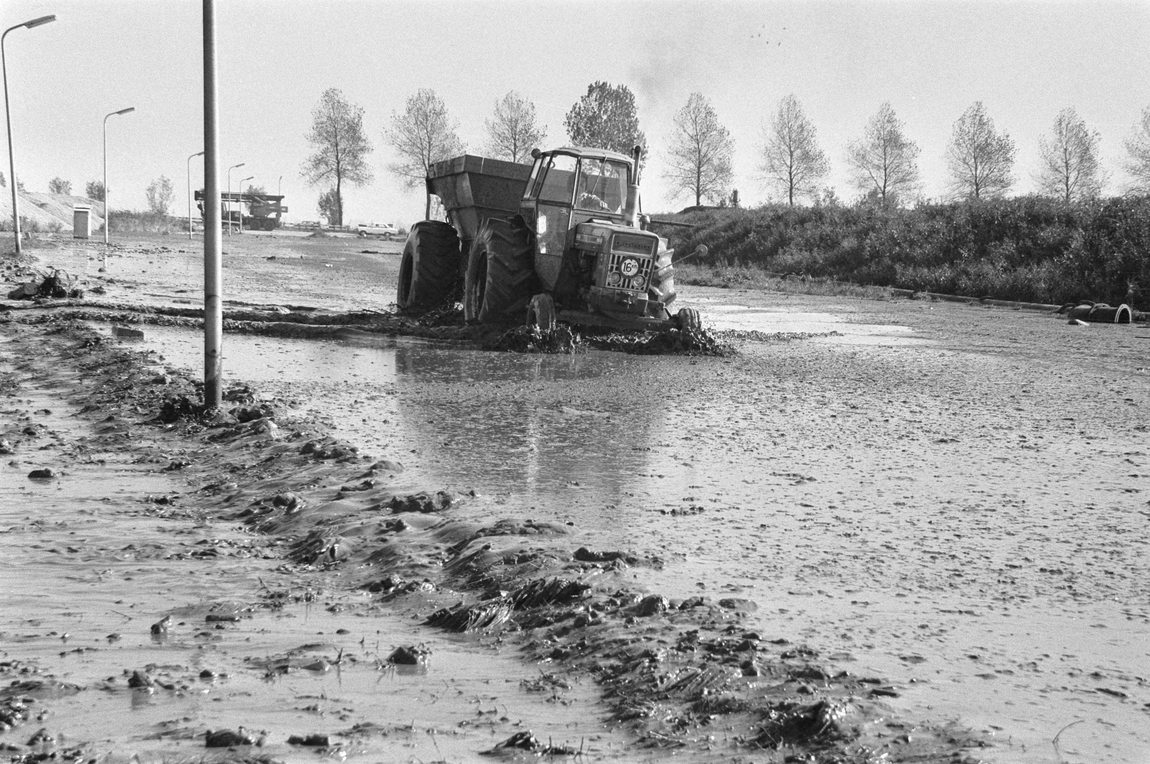 Fotocollectie Anefo — Overstroomd bouwterrein in Alphen aan den Rijn — Foto: Behrens, Herbert F. / Anefo. Licentie: Set B: Rechtenvrij / Publiek Domein. Bron: Nationaal Archief. http://hdl.handle.net/10648/abf82f42-d0b4-102d-bcf8-003048976d84