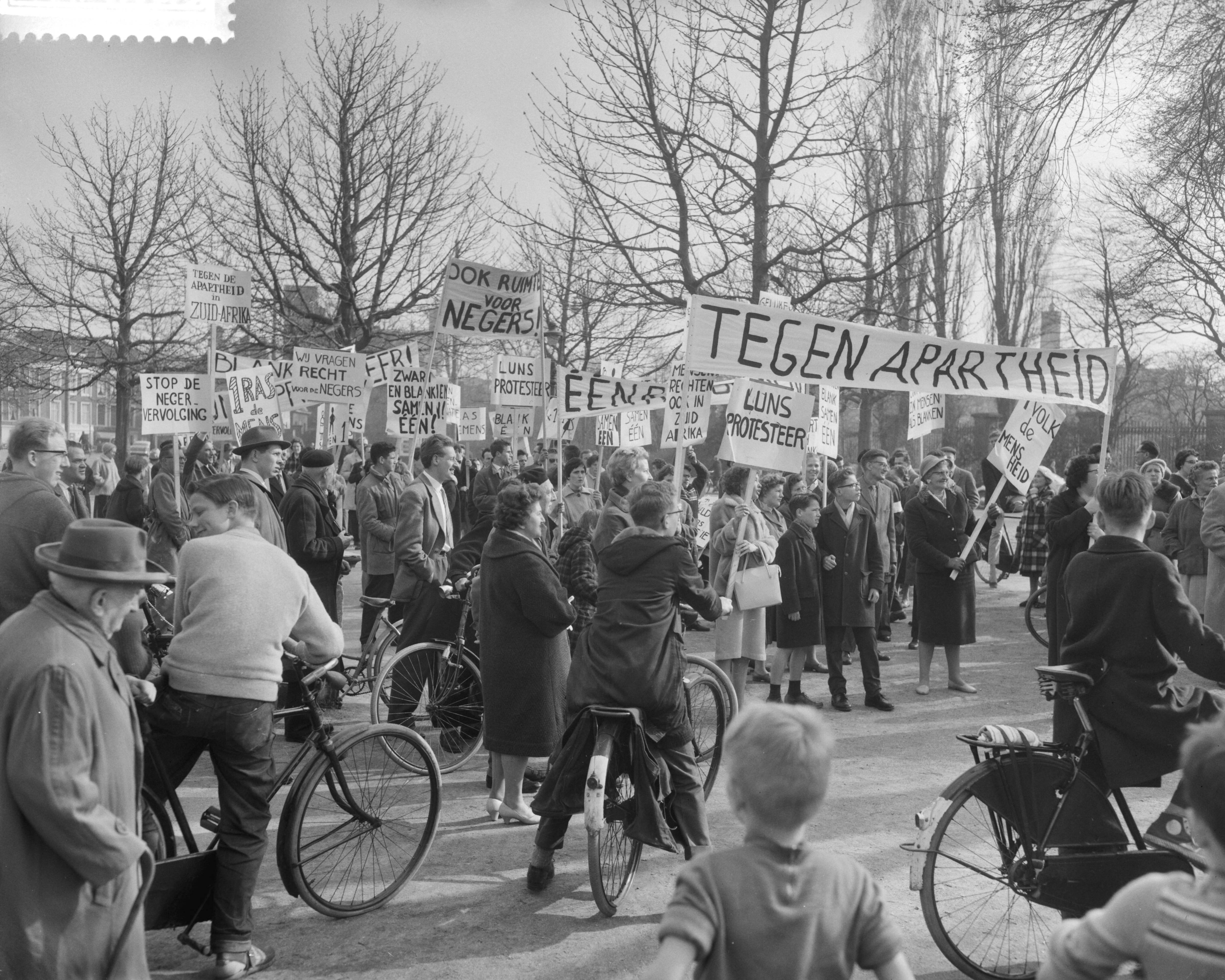 Fotocollectie Anefo — Protestdemonstratie tegen de Apartheidspolitiek van Zuid-Afrika in Den Haag. De stoet met spandoeken op weg — Foto: Behrens, Herbert F. / Anefo. Licentie: Set B: Rechtenvrij / Publiek Domein. Bron: Nationaal Archief. http://hdl.handle.net/10648/a9ab94fe-d0b4-102d-bcf8-003048976d84