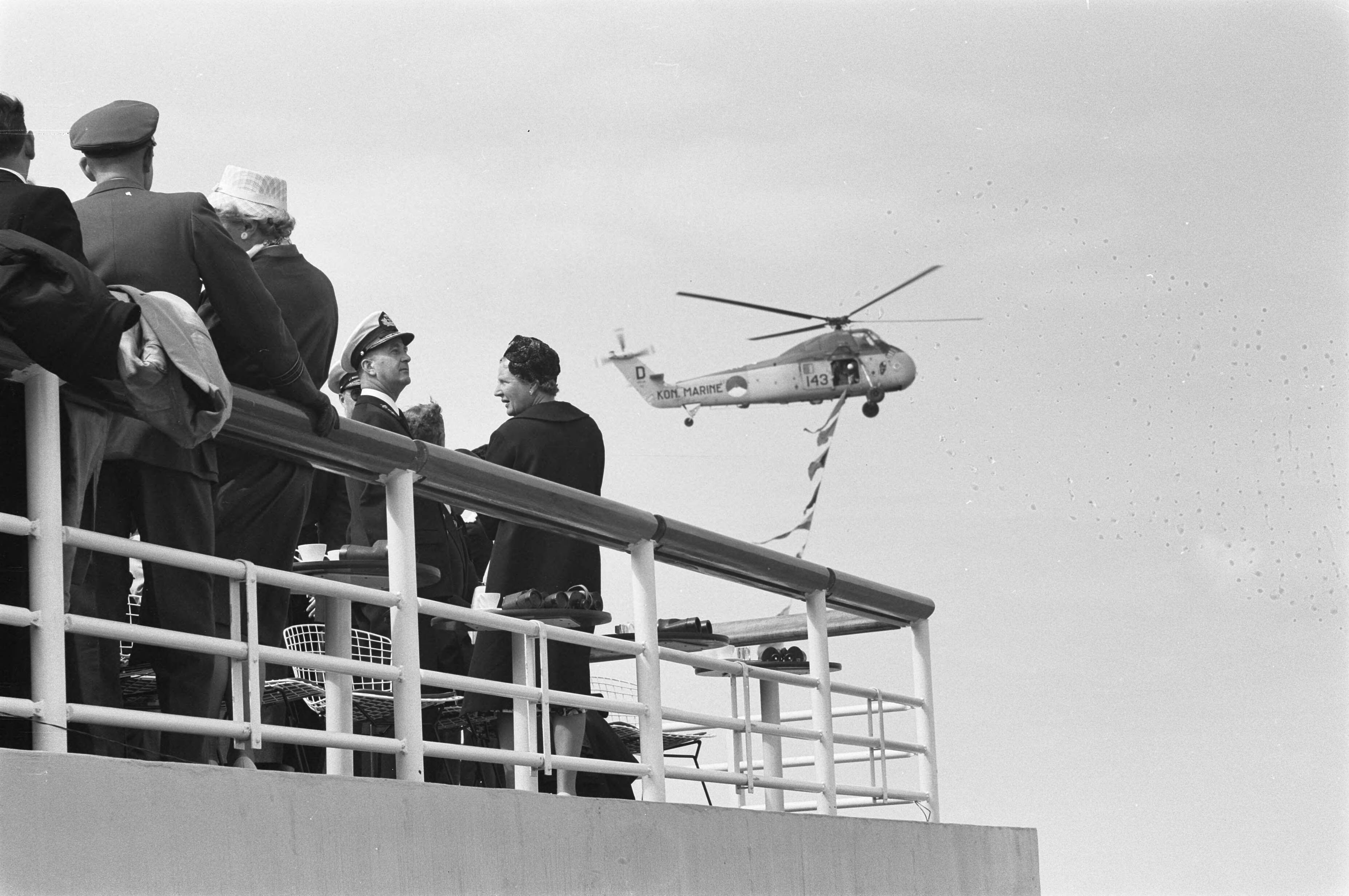 Fotocollectie Anefo — Vlootschouw bij de Scheveningse Pier. Koningin en prins op de Pier — Foto: Pot, Harry / Anefo. Licentie: Set B: Rechtenvrij / Publiek Domein. Bron: Nationaal Archief. http://hdl.handle.net/10648/a9db9690-d0b4-102d-bcf8-003048976d84