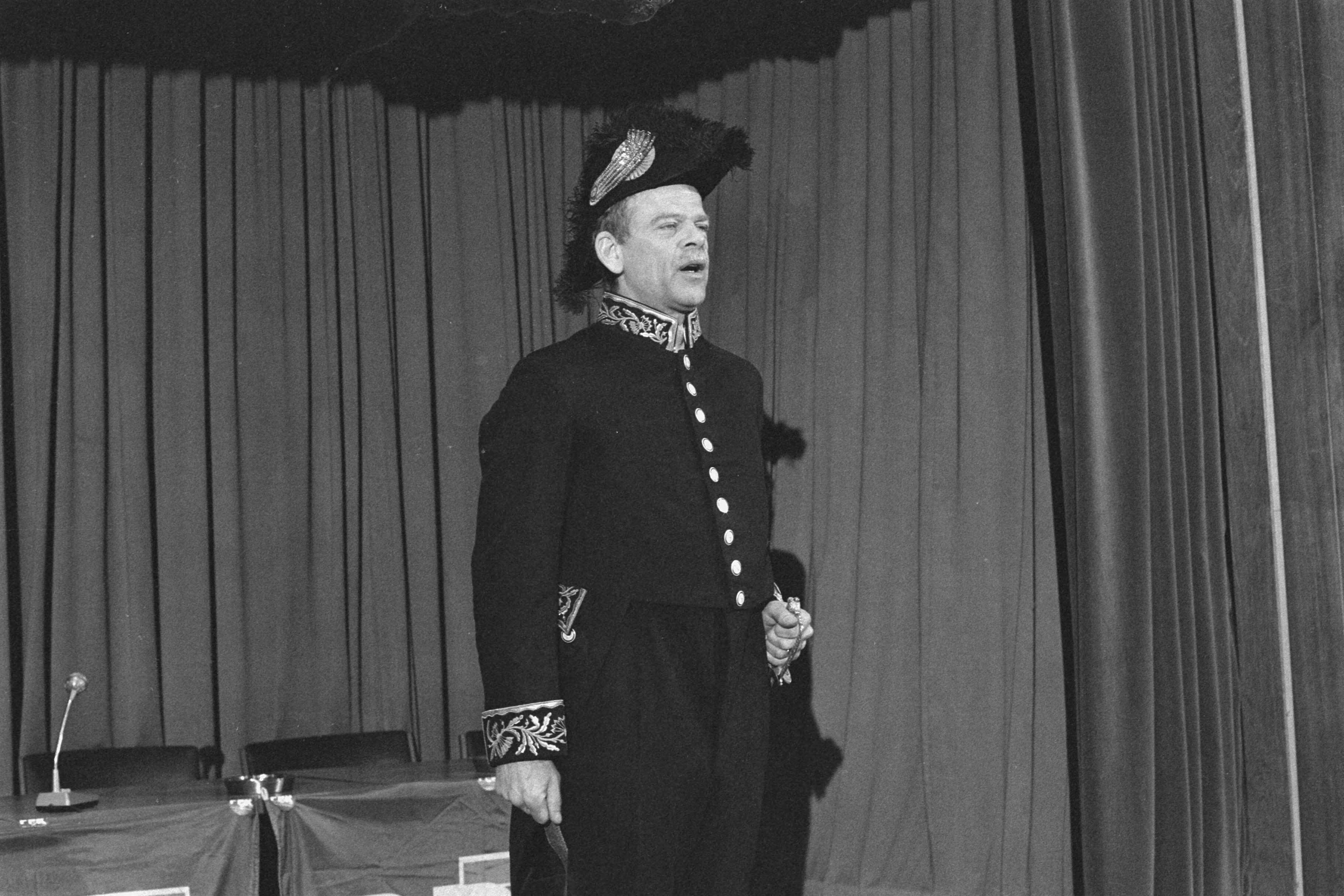 Fotocollectie Anefo — Bas de Gaay Fortman begint verkiezingscampagne in knellend ambtskostuum in Haarlemse [schouwburg] — Foto: Gerrits, Roland / Anefo. Licentie: Set B: Rechtenvrij / Publiek Domein. Bron: Nationaal Archief. http://hdl.handle.net/10648/ad5cab2e-d0b4-102d-bcf8-003048976d84