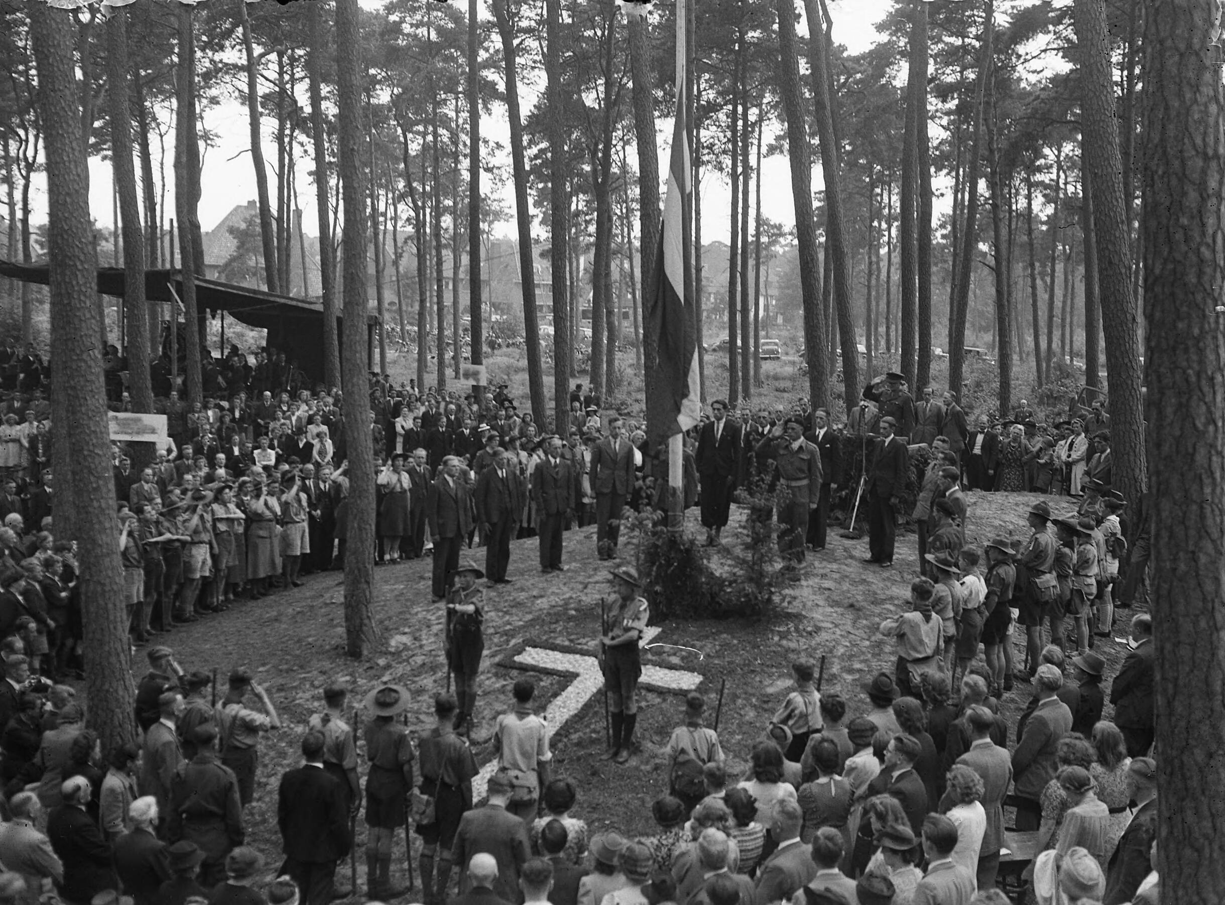 Fotocollectie Anefo — Landdag van de L.O. en de L.K.P. in het Zeisterbos. Herdenking van de gevallenen — Foto: Fotopersbureau 't Sticht / Anefo. Licentie: Set B: Rechtenvrij / Publiek Domein. Bron: Nationaal Archief. http://hdl.handle.net/10648/a8a00a4a-d0b4-102d-bcf8-003048976d84