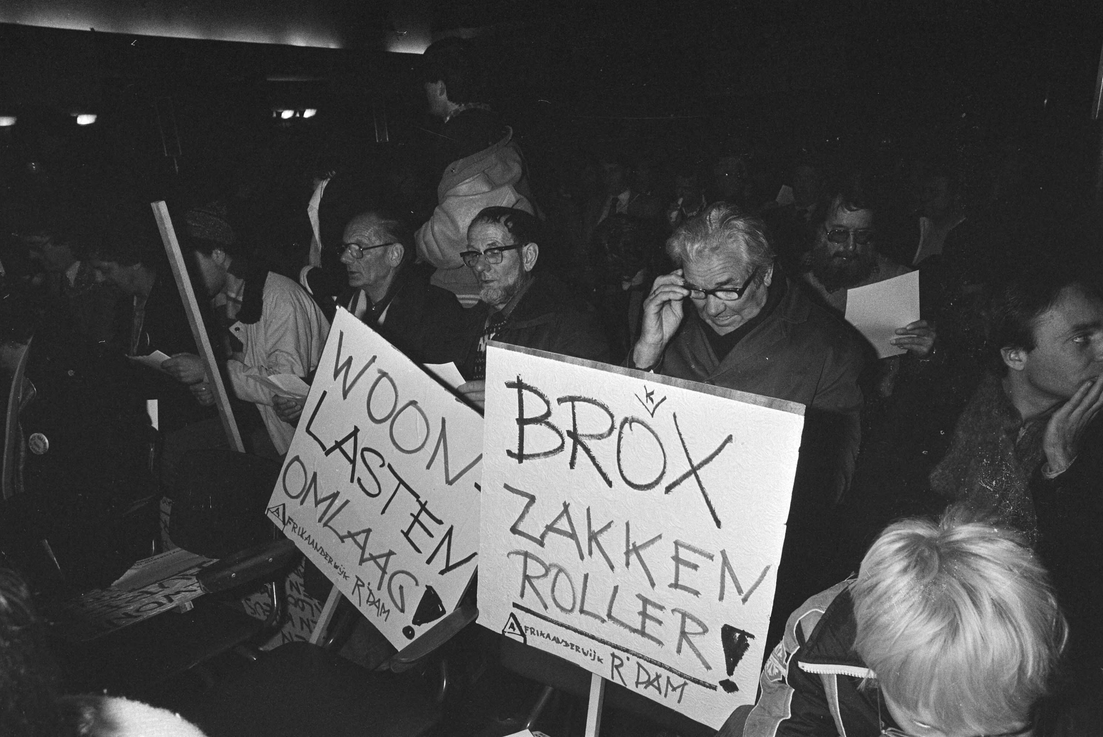 Fotocollectie Anefo — Den Haag manifestatie tegen hoge huren na renovatie, kritiek op 2,5 % regeling, 6a Vink, Koopman, Nijpels, Schaefer — Foto: Dijk, Hans van / Anefo. Licentie: Set B: Rechtenvrij / Publiek Domein. Bron: Nationaal Archief. http://hdl.handle.net/10648/aced1a5c-d0b4-102d-bcf8-003048976d84