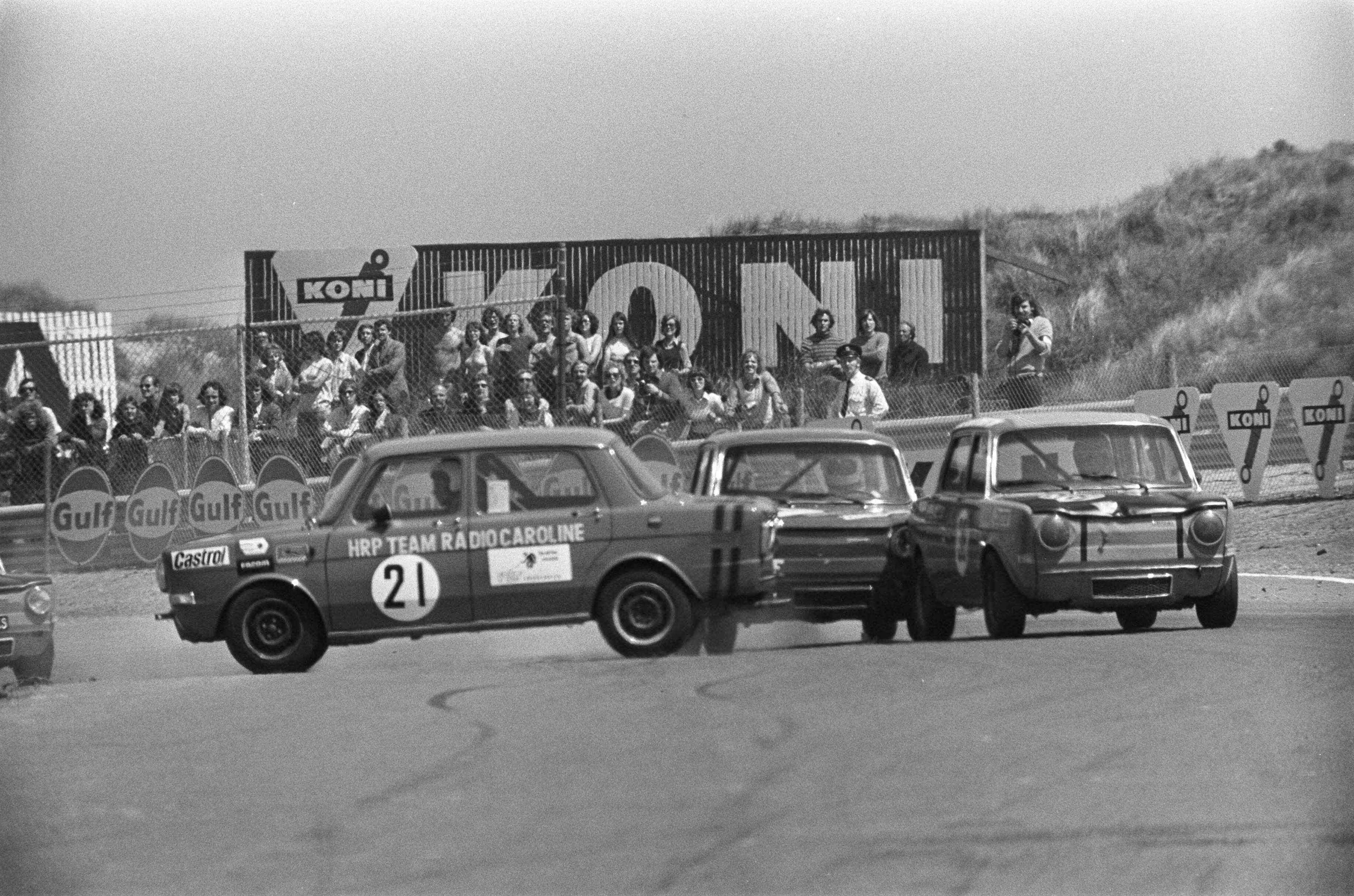 Fotocollectie Anefo — Pinksterraces op circuit Zandvoort, standaard toerwagens in aktie — Foto: Mieremet, Rob / Anefo. Licentie: Set B: Rechtenvrij / Publiek Domein. Bron: Nationaal Archief. http://hdl.handle.net/10648/ac2ef3e2-d0b4-102d-bcf8-003048976d84