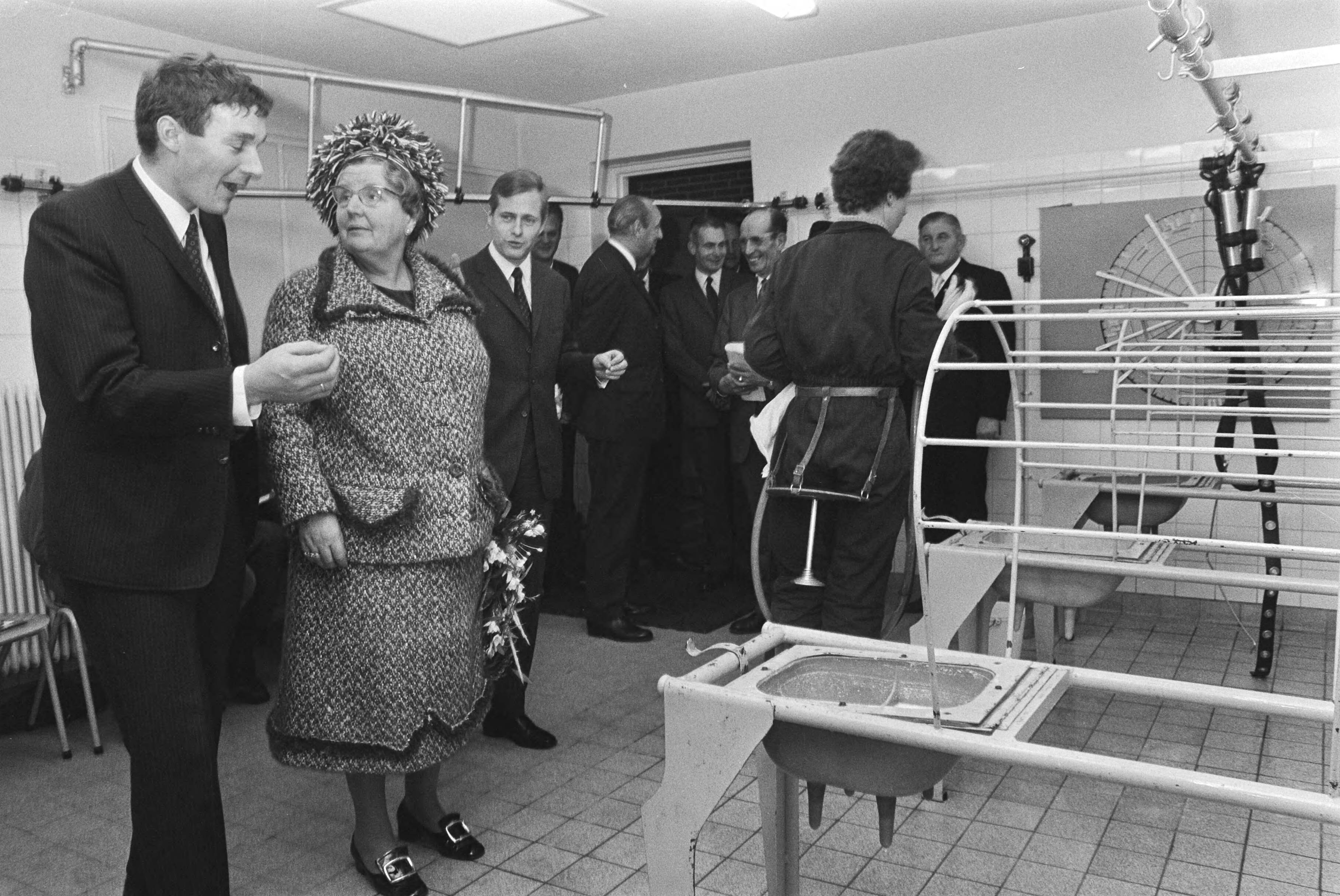 Fotocollectie Anefo — koningin Juliana brengt werkbezoek aan Zuidelijk Westerkwartier in Groningen; koningin Juliana bezoekt Oldekerk — Foto: Mieremet, Rob / Anefo. Licentie: Set B: Rechtenvrij / Publiek Domein. Bron: Nationaal Archief. http://hdl.handle.net/10648/abac0a18-d0b4-102d-bcf8-003048976d84