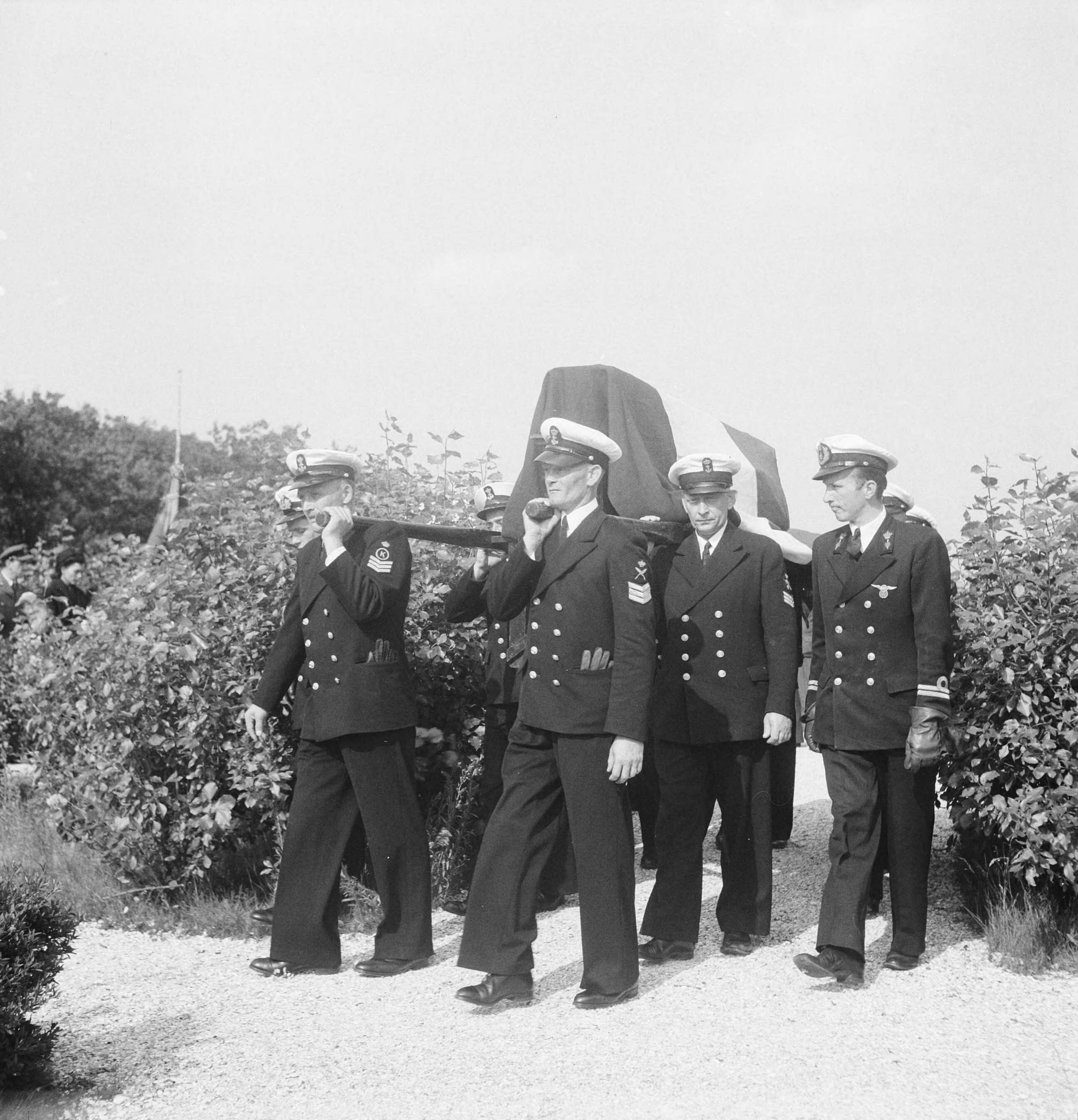 Fotocollectie Anefo — Begrafenis 3 officieren Den Haag. Stoet onderweg — Foto: Merk, Ben / Anefo. Licentie: Set B: Rechtenvrij / Publiek Domein. Bron: Nationaal Archief. http://hdl.handle.net/10648/ad754972-d0b4-102d-bcf8-003048976d84