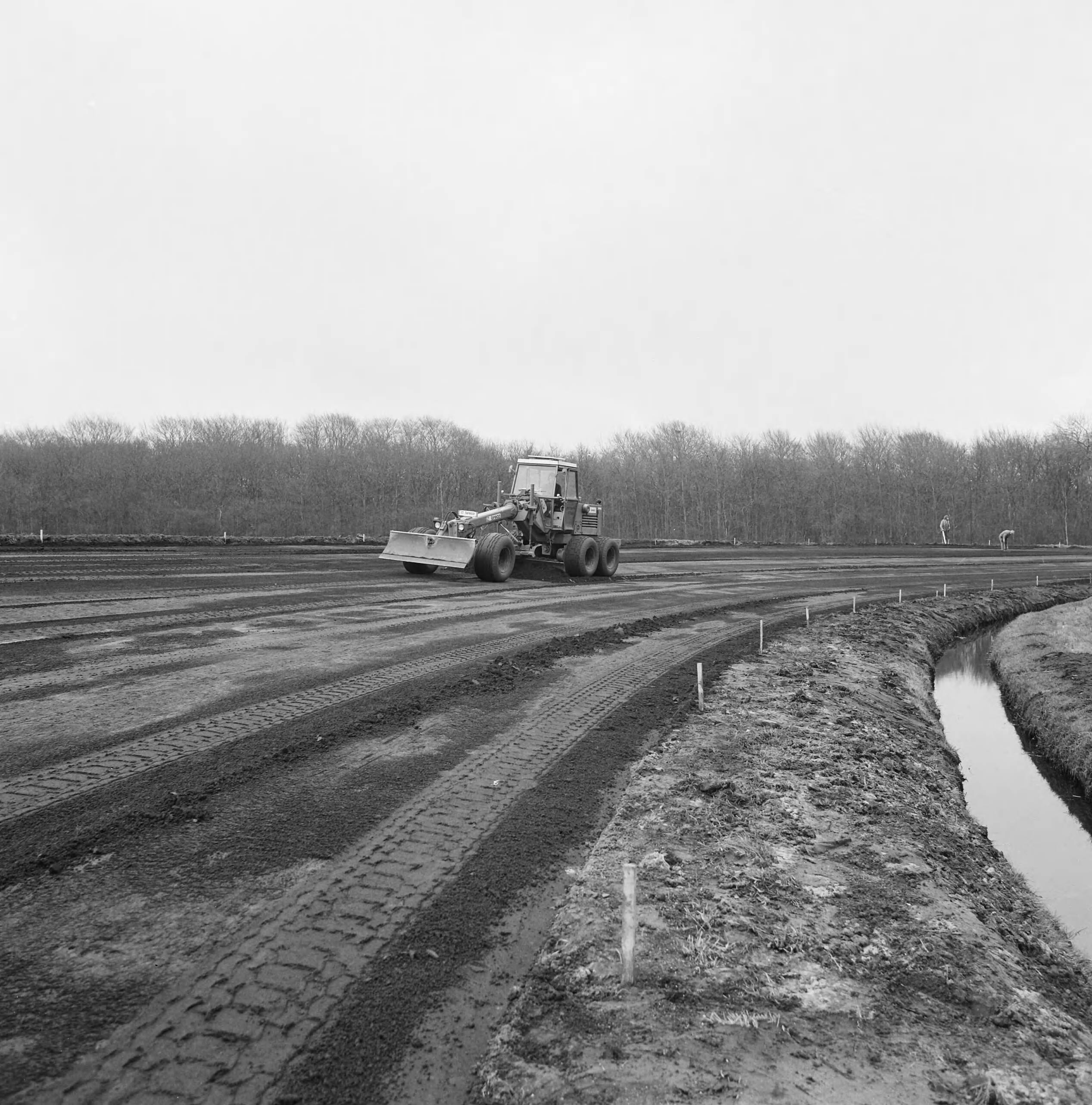 Fotocollectie Nederlandse Heidemaatschappij — Reconstructie van de renbaan Duindigt te Wassenaar. Uitvoering Lareco — Foto: Fotograaf Onbekend / Heidemij. Licentie: Set B: Rechtenvrij / Publiek Domein. Bron: Nationaal Archief. http://hdl.handle.net/10648/ae83c884-d0b4-102d-bcf8-003048976d84