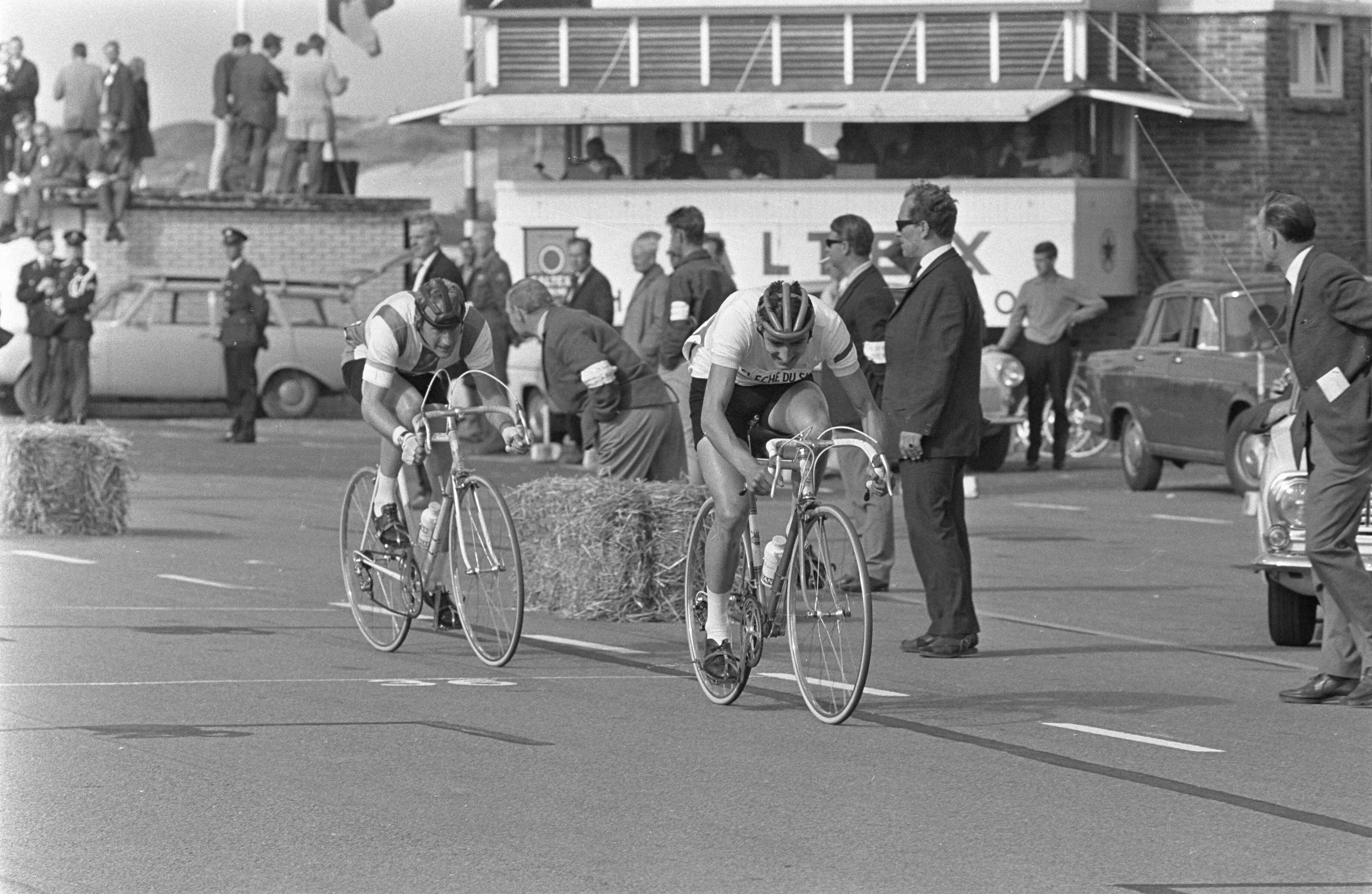 Fotocollectie Anefo — Wielerkampioenschappen te Zandvoort, nummer 14 Jan van der Horst gaat door finish — Foto: Koch, Eric / Anefo. Licentie: Set B: Rechtenvrij / Publiek Domein. Bron: Nationaal Archief. http://hdl.handle.net/10648/aaf594b8-d0b4-102d-bcf8-003048976d84