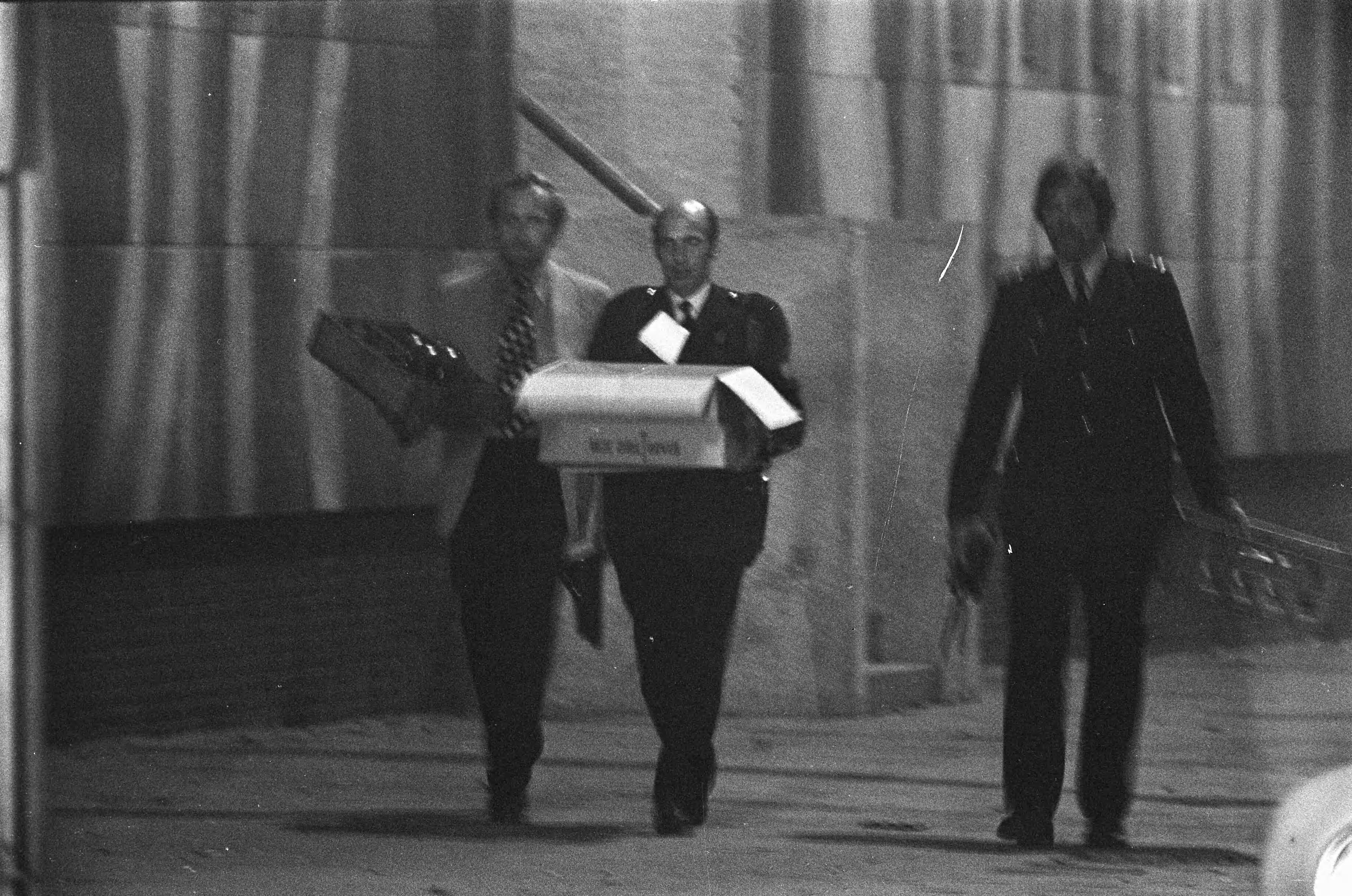 Fotocollectie Anefo — Gijzeling in Den Haag ; politiemensen brengen voedsel voor de gijzelaars naar de ambassade — Foto: Mieremet, Rob / Anefo. Licentie: Set B: Rechtenvrij / Publiek Domein. Bron: Nationaal Archief. http://hdl.handle.net/10648/ac5563e2-d0b4-102d-bcf8-003048976d84