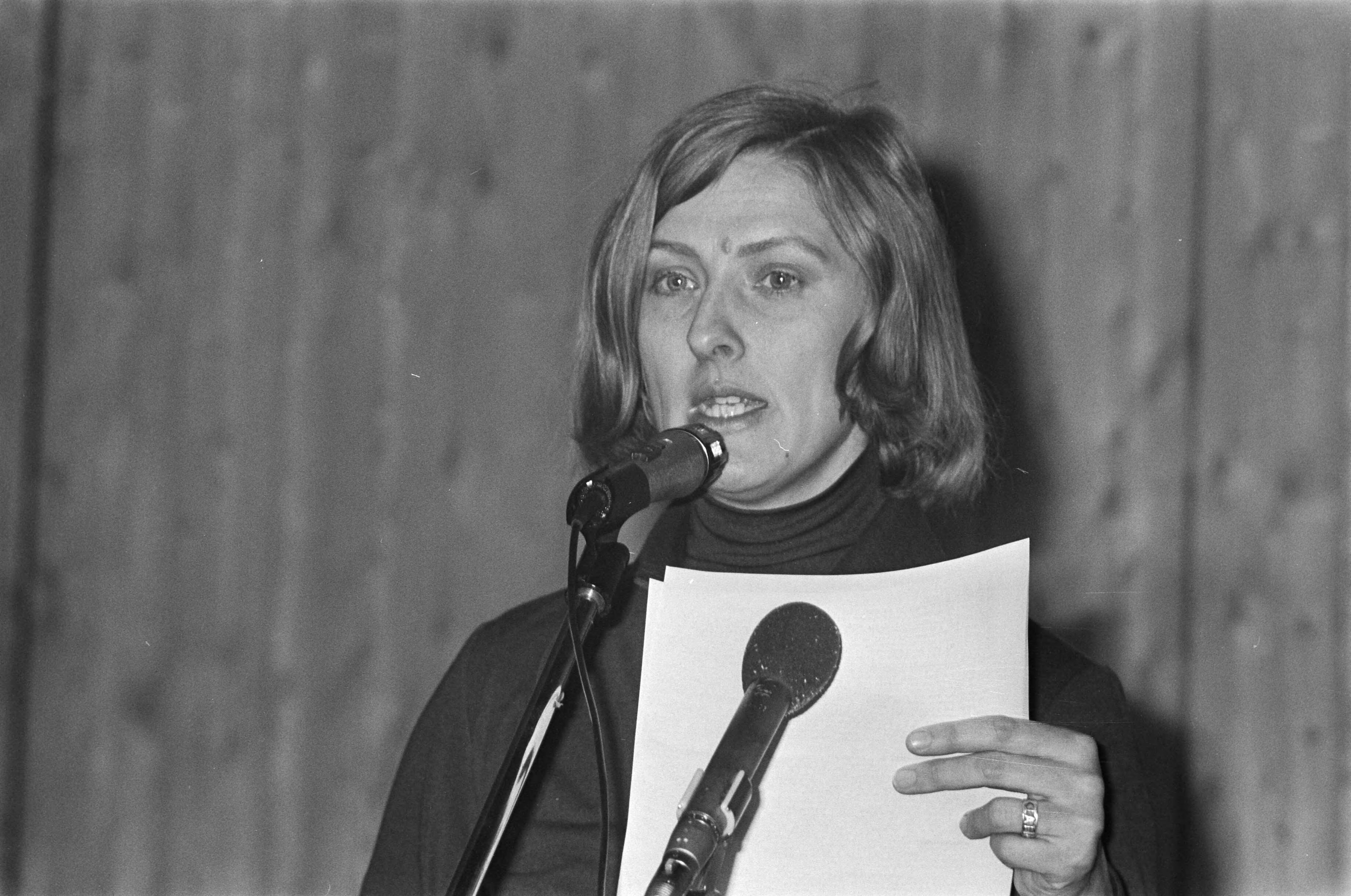 Fotocollectie Anefo — PPR-partijraad in Utrecht; PPR-voorzitter Ria Beckers (koppen) — Foto: Peters, Hans / Anefo. Licentie: Set B: Rechtenvrij / Publiek Domein. Bron: Nationaal Archief. http://hdl.handle.net/10648/ac7c4976-d0b4-102d-bcf8-003048976d84