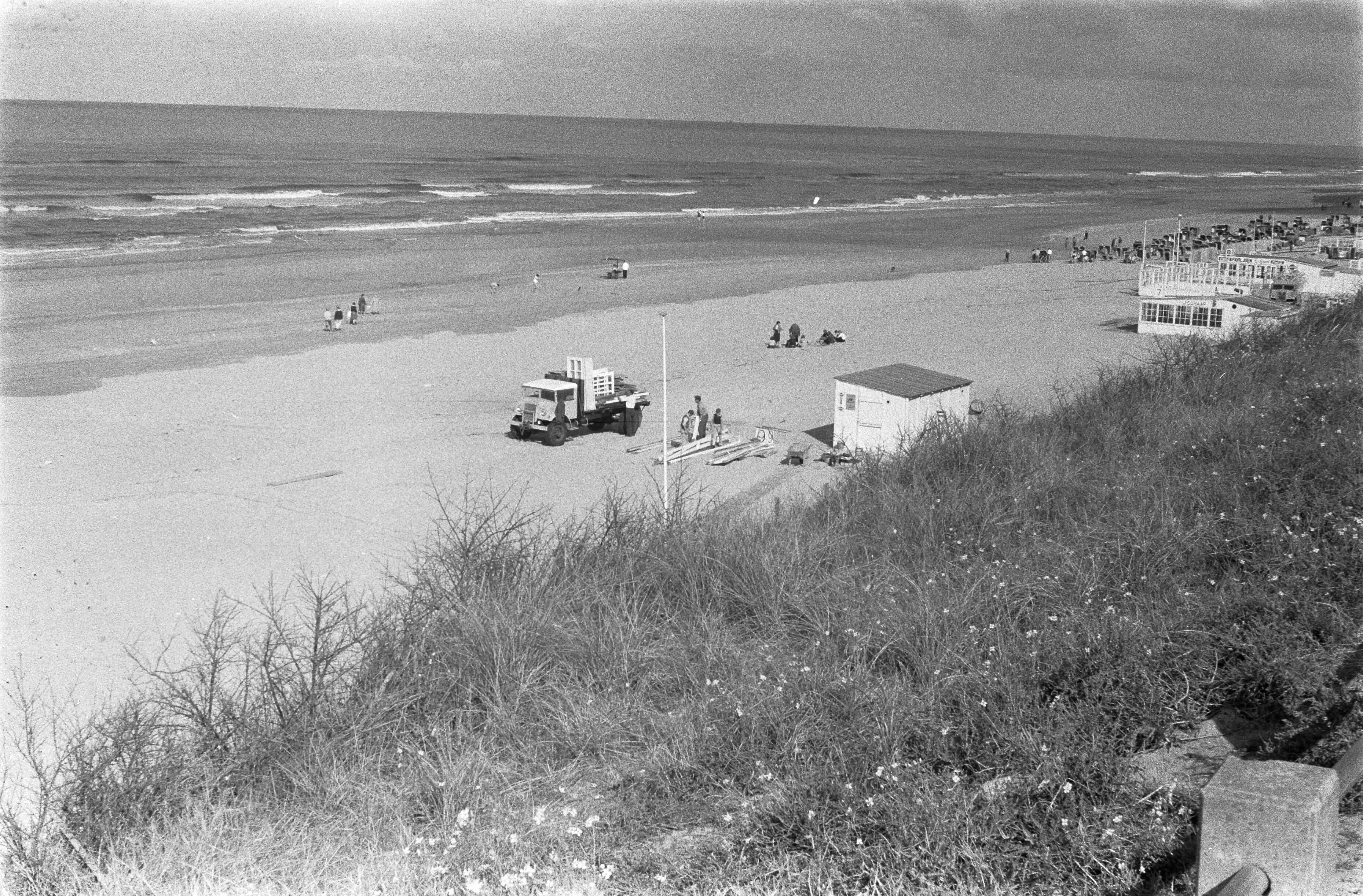Fotocollectie Anefo — Strandleven in Zandvoort loopt ten einde — Foto: Gelderen, Hugo van / Anefo. Licentie: Set B: Rechtenvrij / Publiek Domein. Bron: Nationaal Archief. http://hdl.handle.net/10648/a9ba6628-d0b4-102d-bcf8-003048976d84