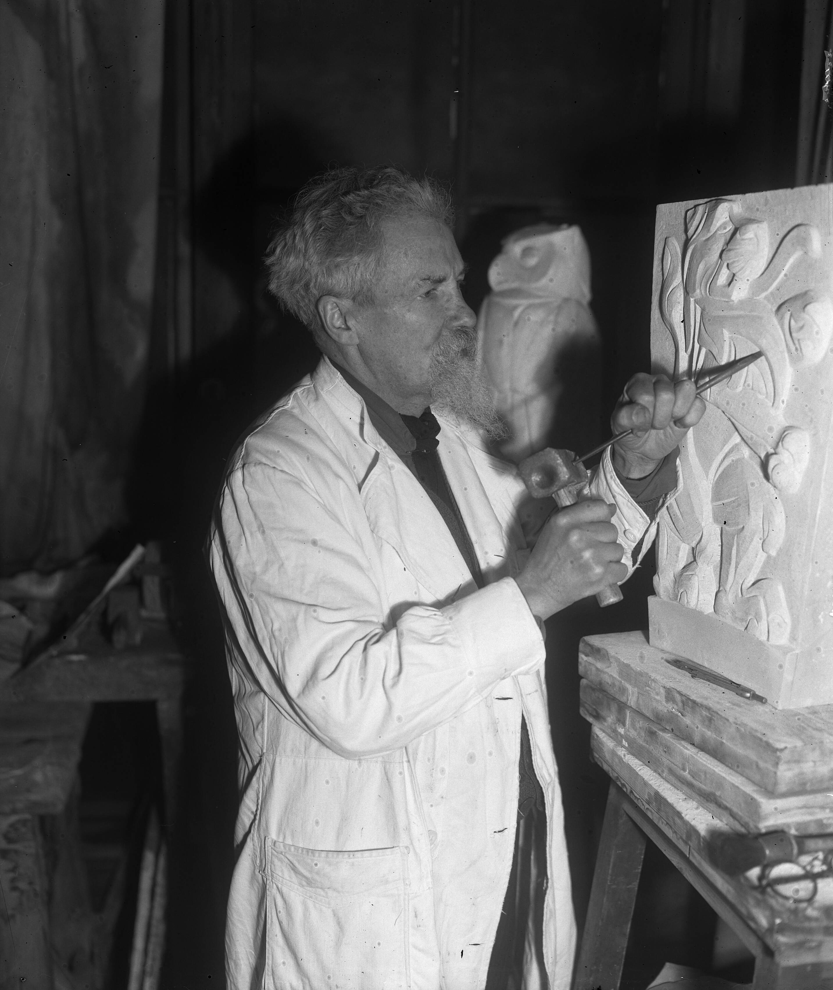 Fotocollectie Anefo — Beeldhouwer Altorf bezig in zijn atelier te Den Haag — Foto: Duinen, H. van / Anefo. Licentie: Set B: Rechtenvrij / Publiek Domein. Bron: Nationaal Archief. http://hdl.handle.net/10648/a8e563e2-d0b4-102d-bcf8-003048976d84
