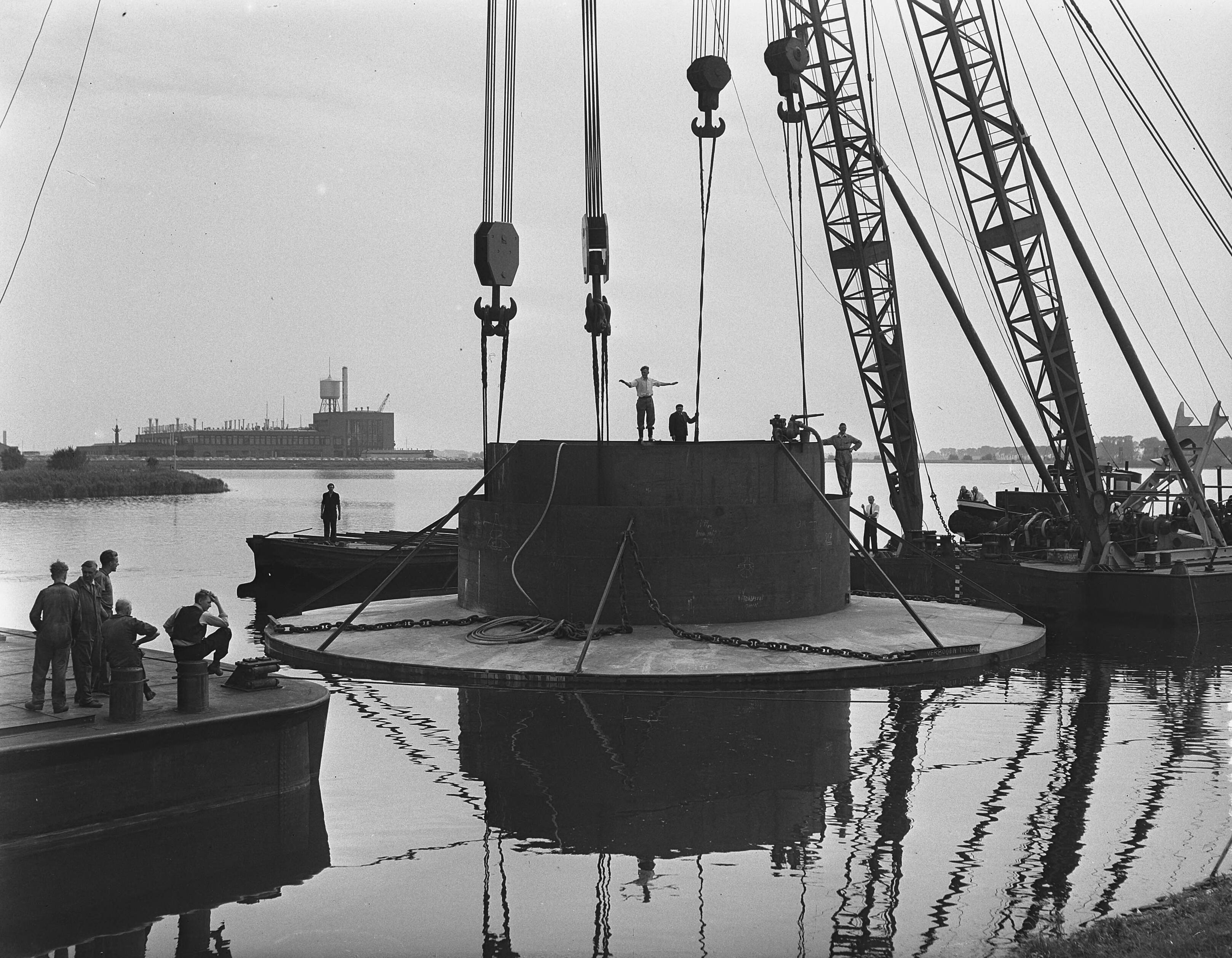 Fotocollectie Anefo — Tewaterlating in Zaandam van de duikerklok bestemd voor een onderzoek naar de veronderstelde lading goud aan boord van het wrak van de "Renate Leonhardt" — Foto: Noske, J.D. / Anefo. Licentie: Set B: Rechtenvrij / Publiek Domein. Bron: Nationaal Archief. http://hdl.handle.net/10648/a9274be0-d0b4-102d-bcf8-003048976d84