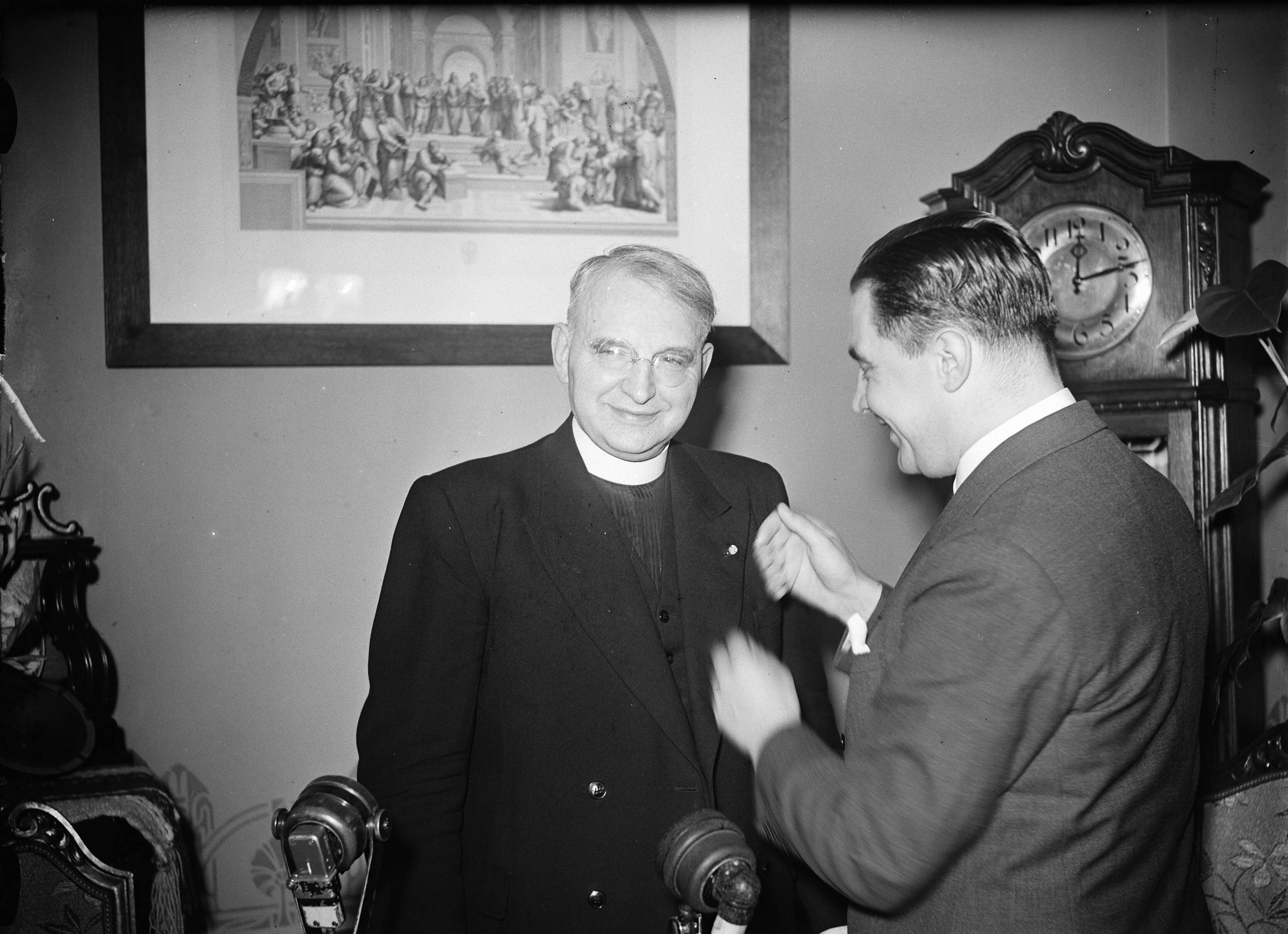 Fotocollectie Anefo — Pater Henri de Greeve wordt gedecoreerd door minister Sassen — Foto: Oorschot, […] van / Anefo. Licentie: Set B: Rechtenvrij / Publiek Domein. Bron: Nationaal Archief. http://hdl.handle.net/10648/a8bb52fa-d0b4-102d-bcf8-003048976d84