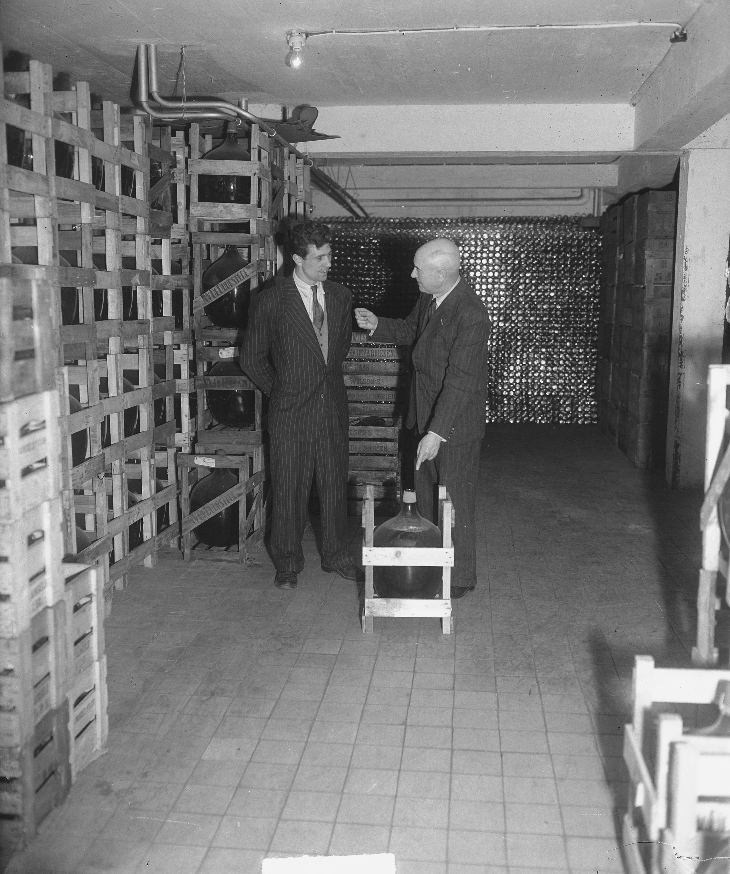 Fotocollectie Anefo — Luc van Dam (bokser) werkzaam in limonadefabriek — Foto: Averink, […] / Anefo. Licentie: Set B: Rechtenvrij / Publiek Domein. Bron: Nationaal Archief. http://hdl.handle.net/10648/a8c5208c-d0b4-102d-bcf8-003048976d84