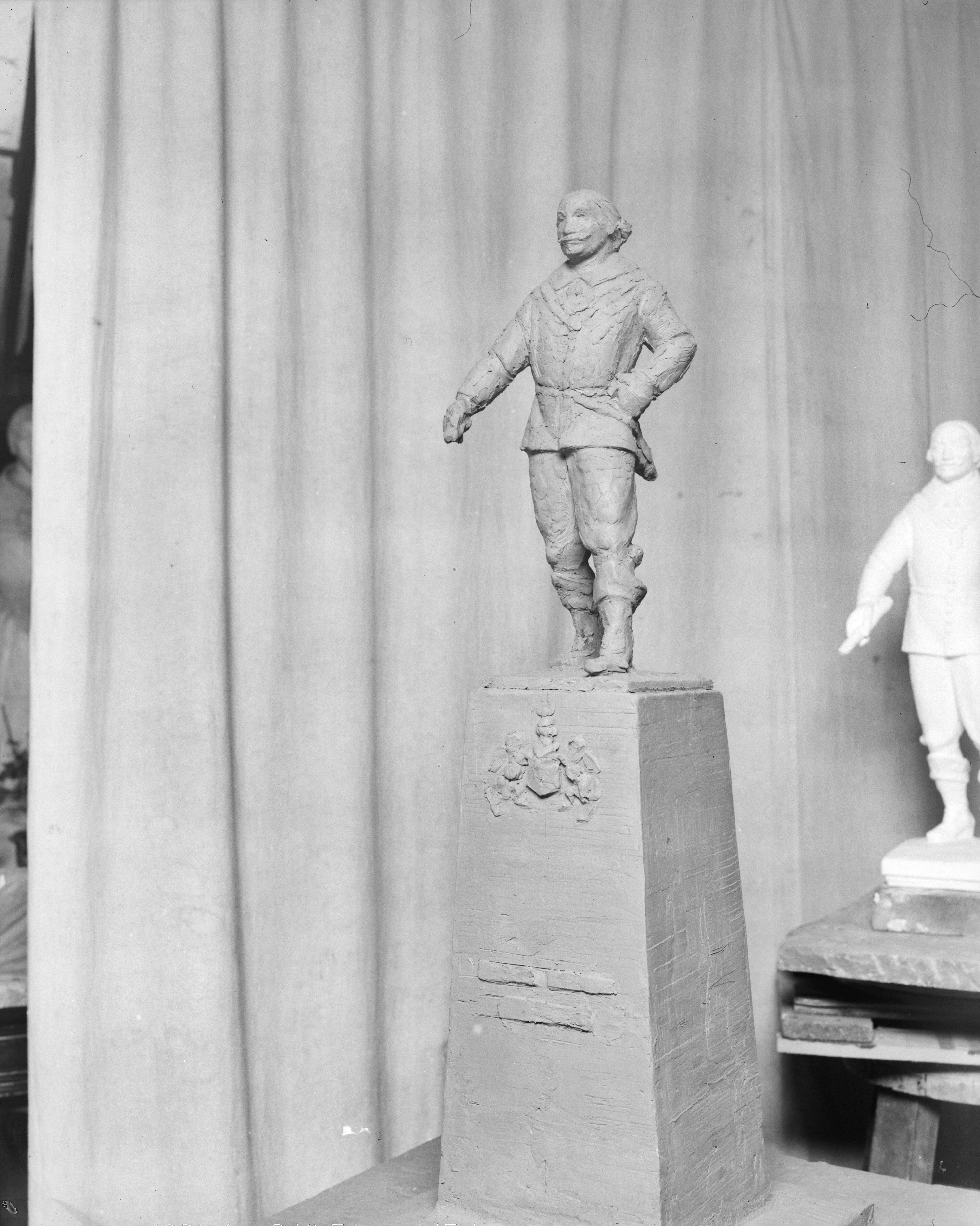 Fotocollectie Anefo — Ontwerp beeld van zeeheld Maarten Harpertsz. Tromp door Dirk Wolbers uit 's-Gravenhage dat op het noordeinde van de boulevard van Scheveningen zal worden geplaatst. Met sokkel 10 meter hoog — Foto: Meijer, T.A. / Anefo. Licentie: Set B: Rechtenvrij / Publiek Domein. Bron: Nationaal Archief. http://hdl.handle.net/10648/a9580a78-d0b4-102d-bcf8-003048976d84