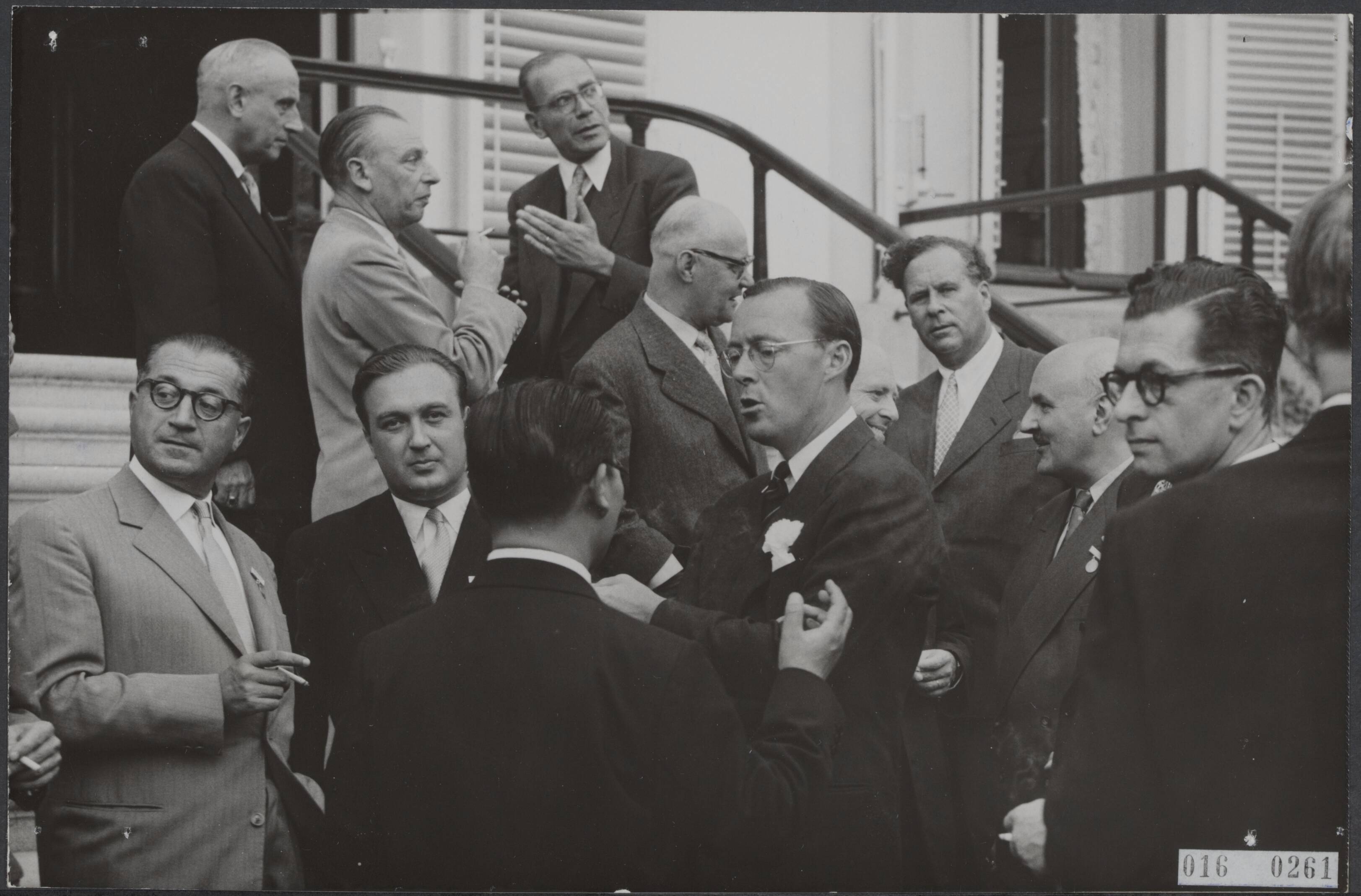 Fotocollectie Elsevier Binnenland — Prins Bernhard heeft op paleis Soestdijk de deelnemers aan het Internationaal Belasting Congres ontvangen — Foto: Fotograaf Onbekend / Anefo. Licentie: Set B: Rechtenvrij / Publiek Domein. Bron: Nationaal Archief. http://hdl.handle.net/10648/adb8d700-d0b4-102d-bcf8-003048976d84