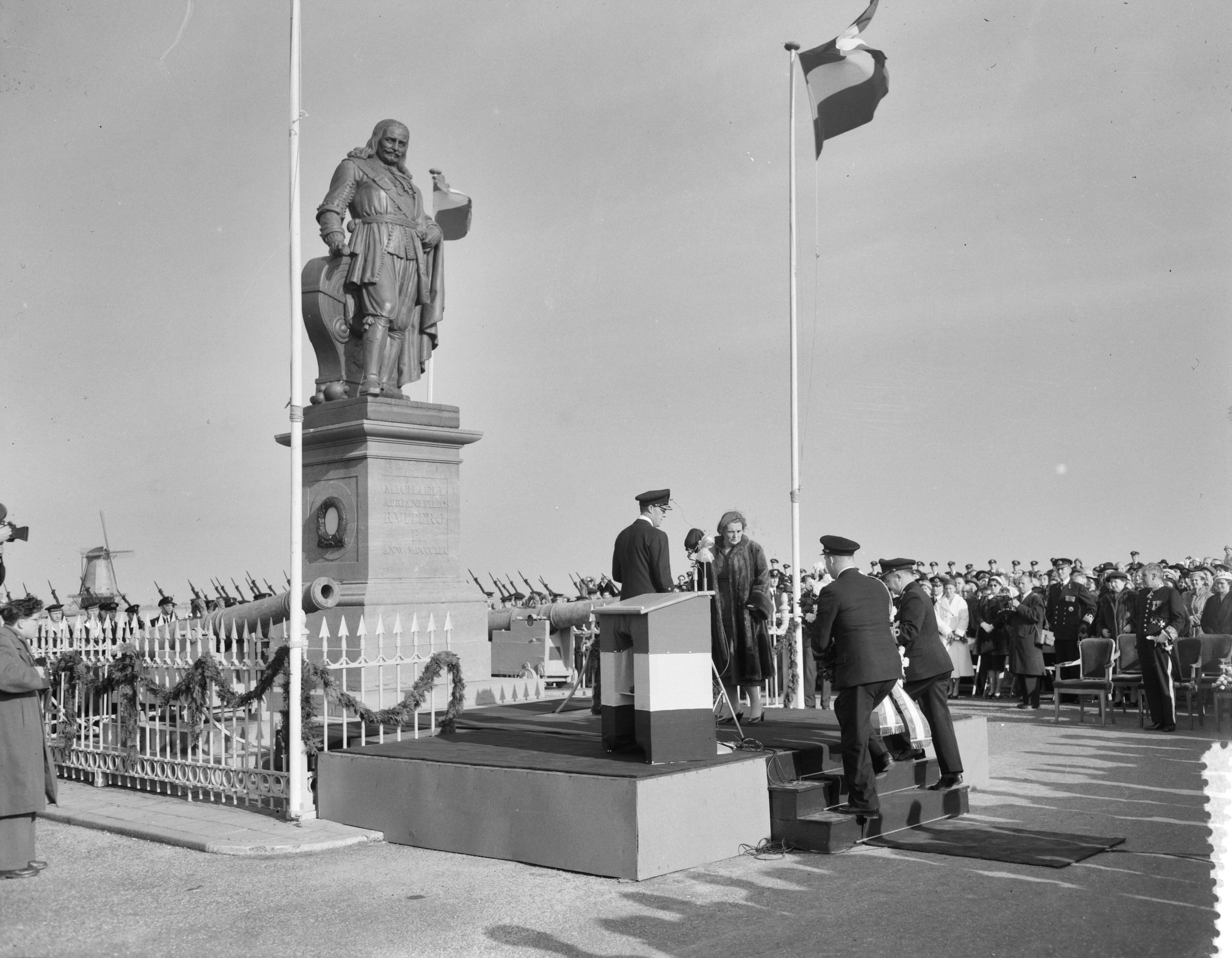 Fotocollectie Anefo — De Ruyterherdenking in Vlissingen — Foto: Behrens, Herbert F. / Anefo. Licentie: Set B: Rechtenvrij / Publiek Domein. Bron: Nationaal Archief. http://hdl.handle.net/10648/a95ac416-d0b4-102d-bcf8-003048976d84