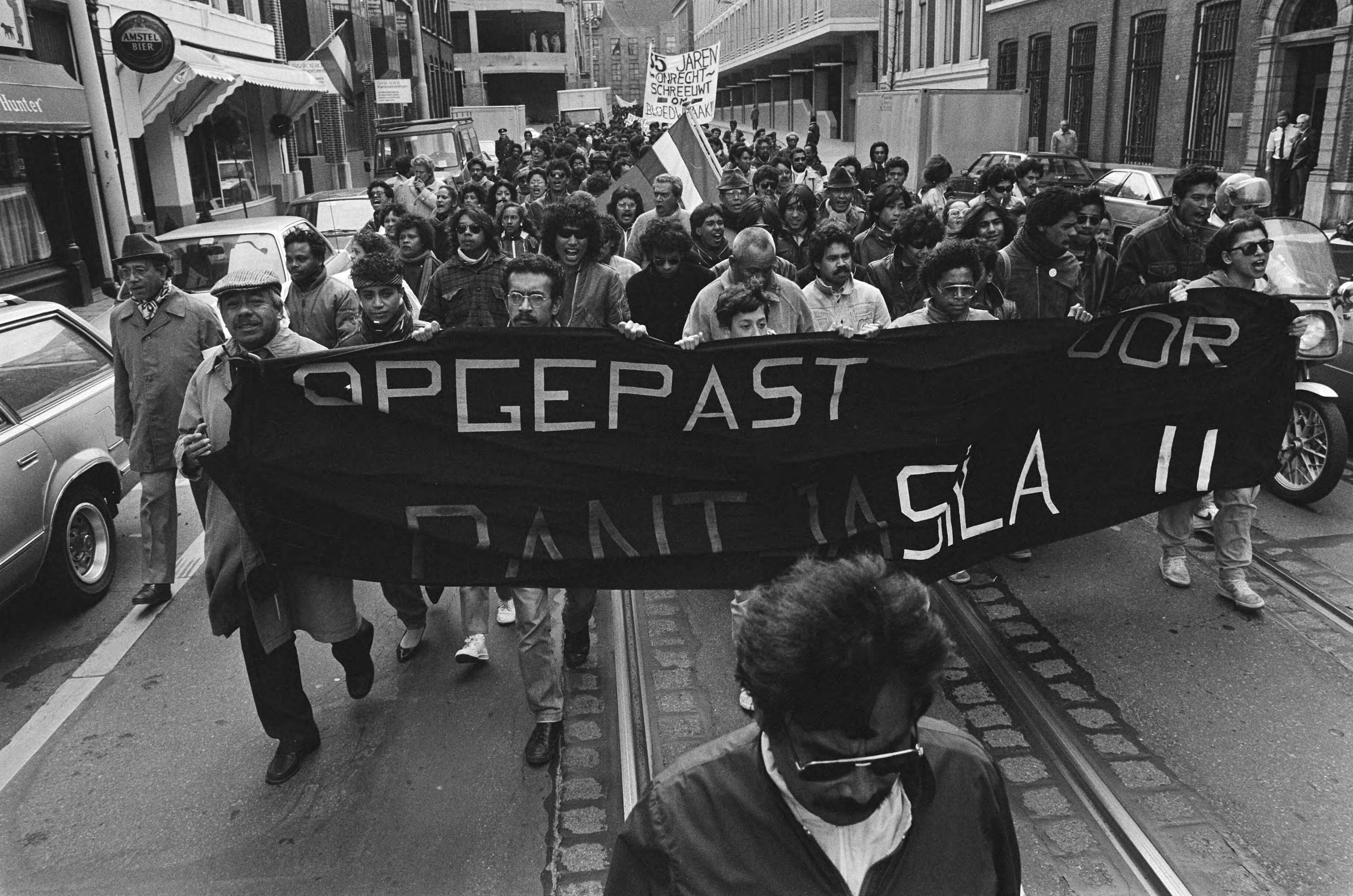 Fotocollectie Anefo — Viering proclamatie van de Republiek der Zuid Molukken Den Haag ; de demonstranten op weg naar de Houtrusthallen — Foto: Bogaerts, Rob / Anefo. Licentie: Set B: Rechtenvrij / Publiek Domein. Bron: Nationaal Archief. http://hdl.handle.net/10648/ad45d7b4-d0b4-102d-bcf8-003048976d84