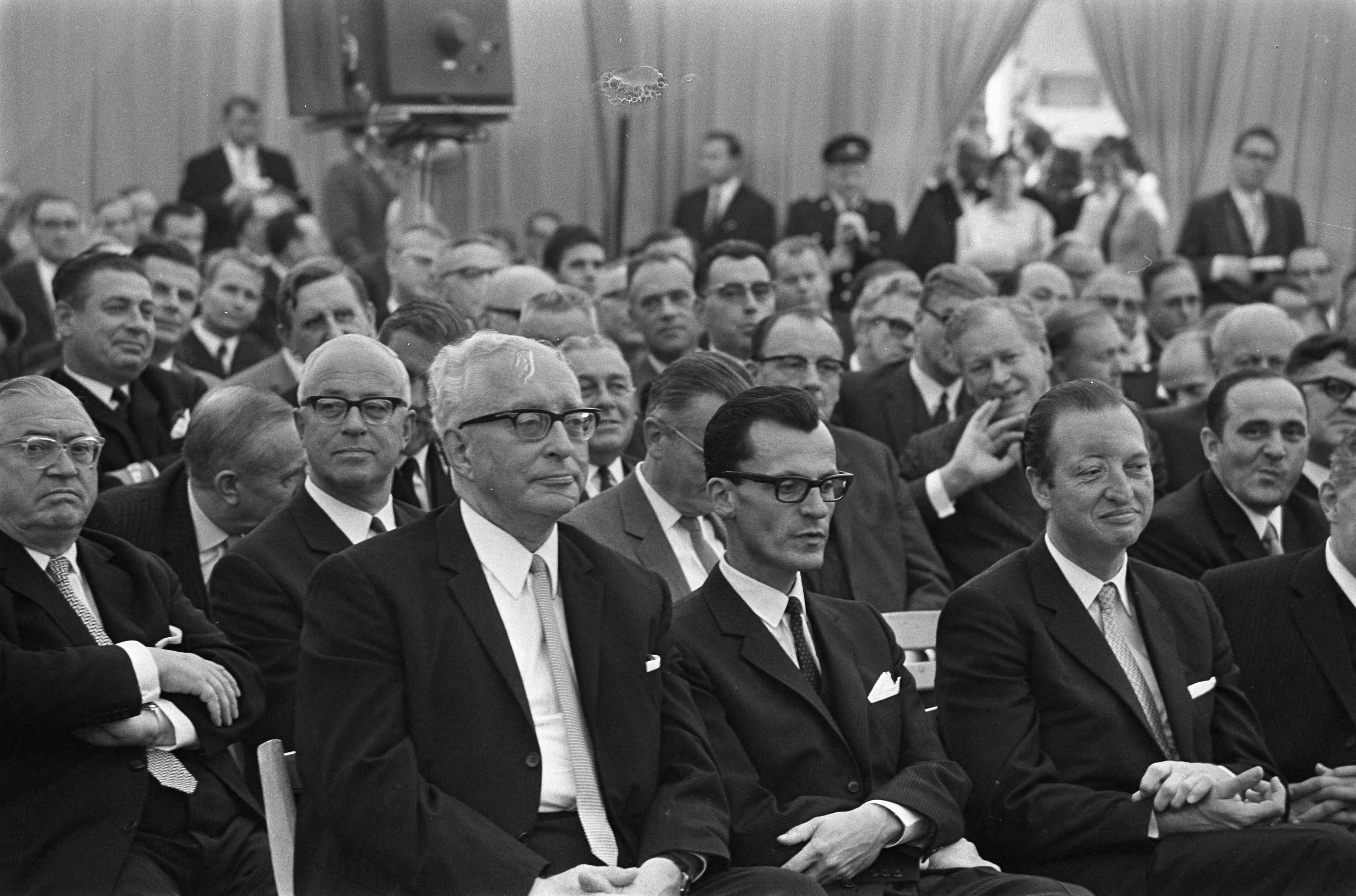 Prins Bernhard bezoekt Zeeland — Aanwezigen in de ontvangstzaal — Foto: Fotograaf Onbekend / Anefo. Licentie: Set B: Rechtenvrij / Publiek Domein. Bron: Nationaal Archief. http://hdl.handle.net/10648/ab4d6148-d0b4-102d-bcf8-003048976d84