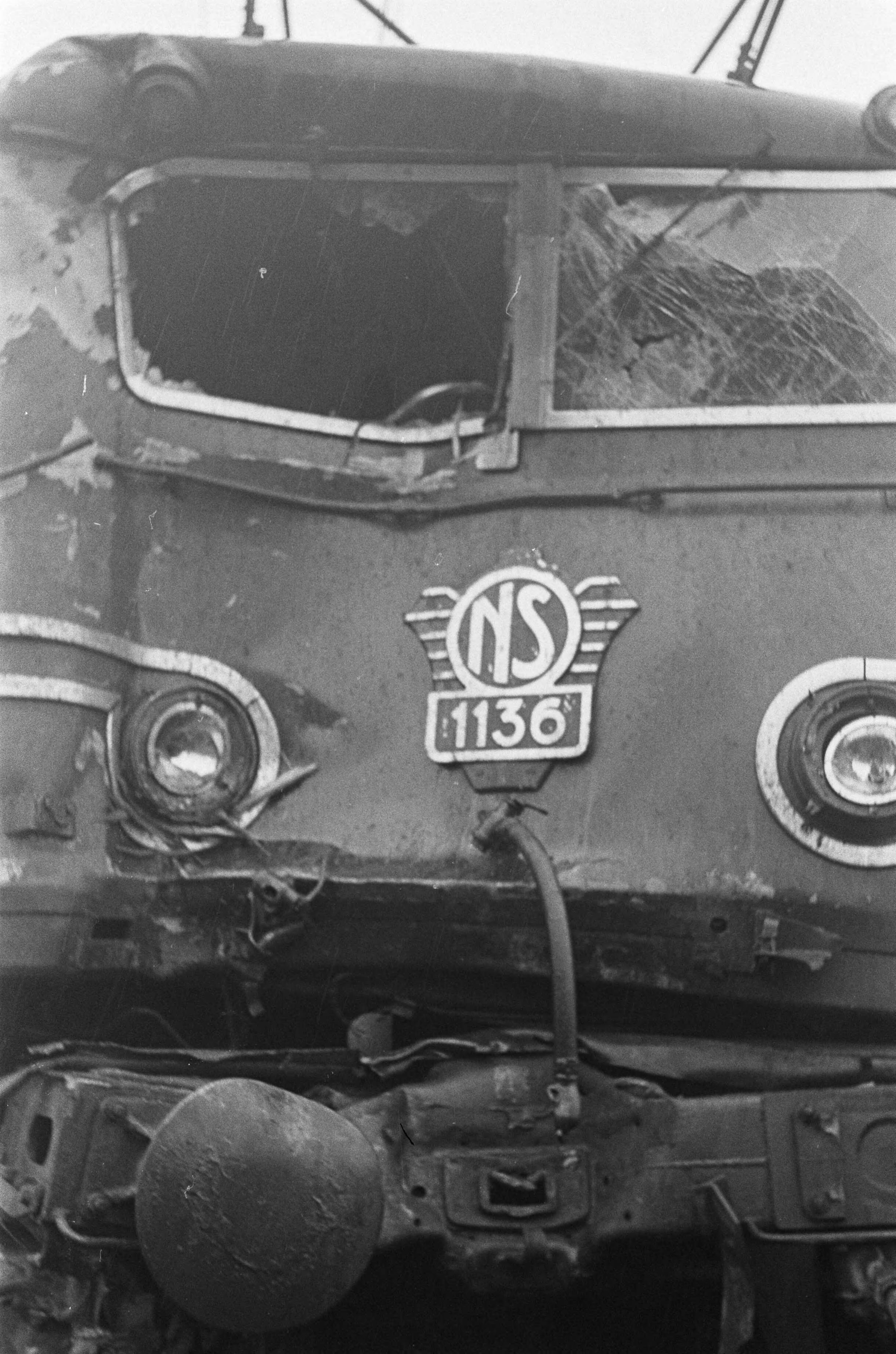 Fotocollectie Anefo — Treinongeluk bij Zoetermeer. De dragline waar trein tegen botste — Foto: Evers, Joost / Anefo. Licentie: Set B: Rechtenvrij / Publiek Domein. Bron: Nationaal Archief. http://hdl.handle.net/10648/ab31a304-d0b4-102d-bcf8-003048976d84