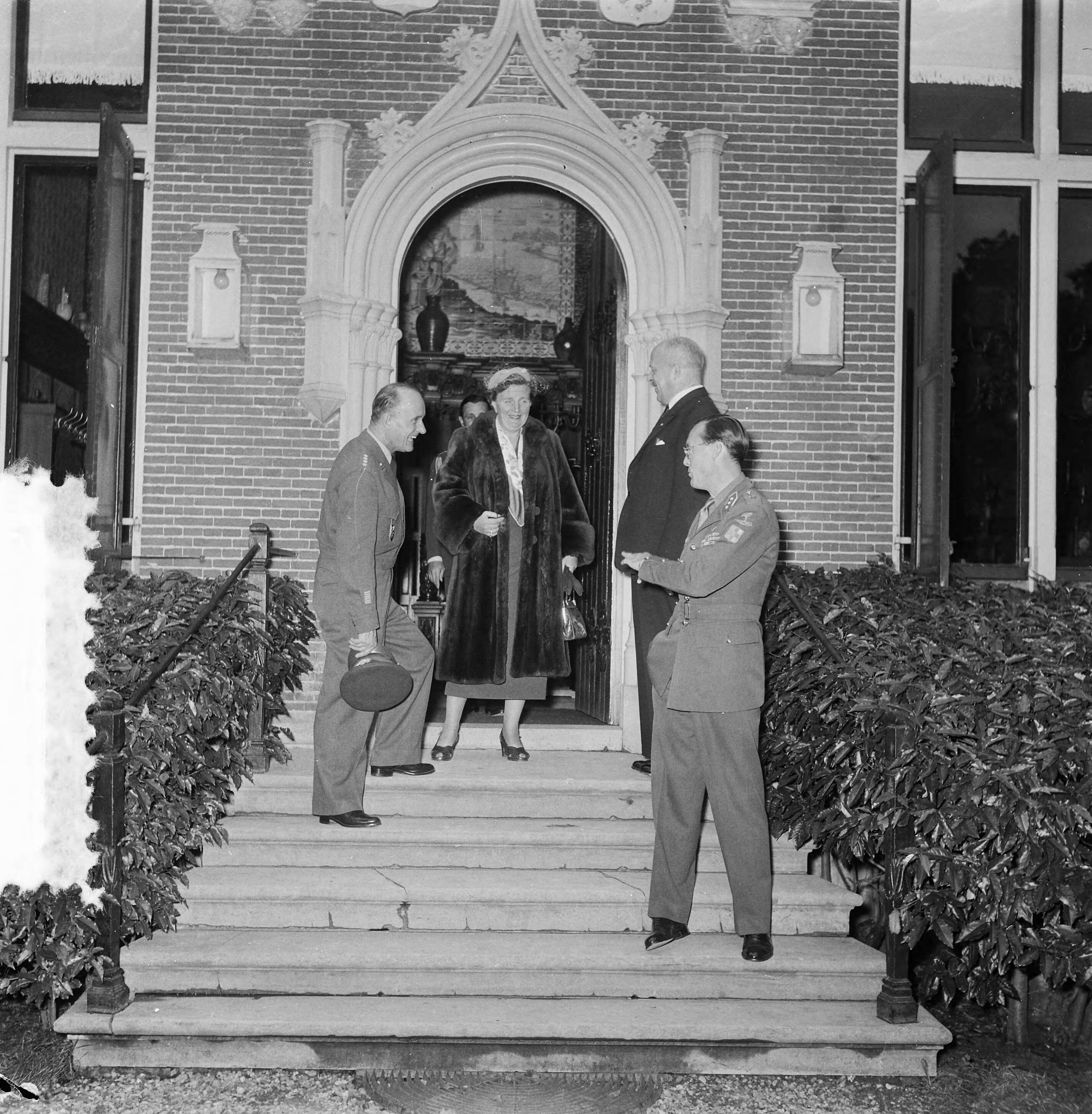 Koningin Juliana en prins Bernhard hebben de Amerikaanse generaal A. Gruenther op het buiten Raaphorst [Raephorst] te Wassenaar ontvangen — Foto: Noske, J.D. / Anefo. — Licentie: Set B: Rechtenvrij / Publiek Domein. Bron: Nationaal Archief. http://hdl.handle.net/10648/a915594e-d0b4-102d-bcf8-003048976d84