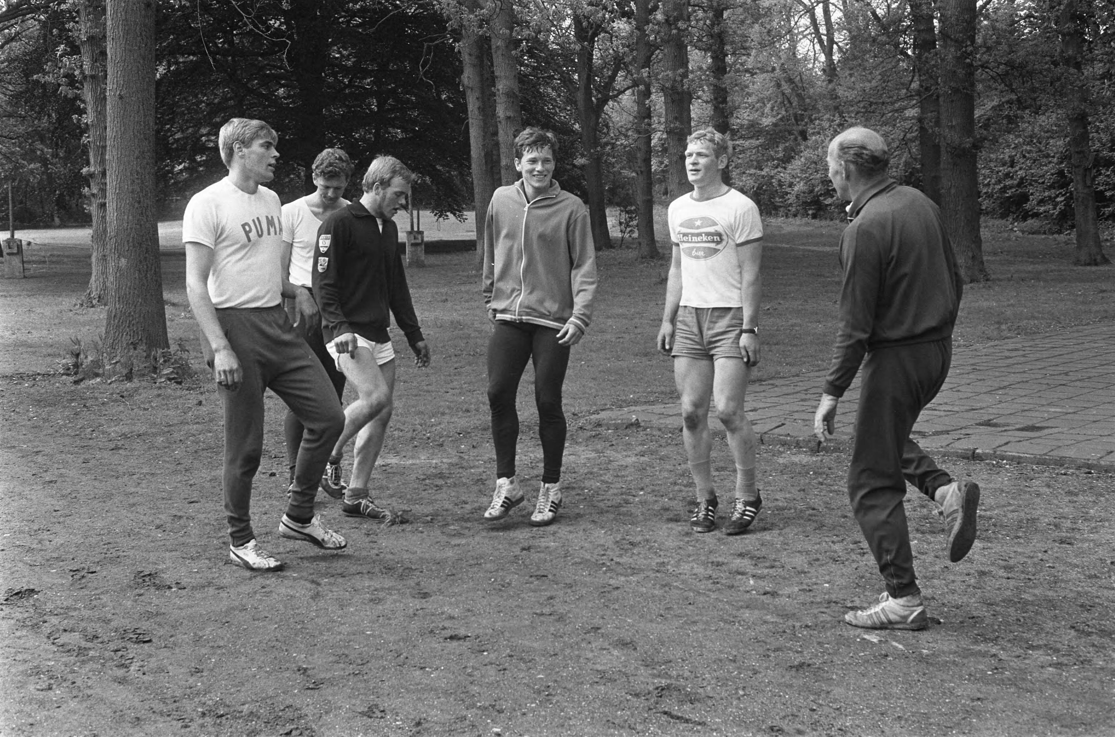 Fotocollectie Anefo — Training schaatsploeg op CIOS te Overveen. Trainer Holleboom (rechts) tijdens training, links Schenk — Foto: Koch, Eric / Anefo. Licentie: Set B: Rechtenvrij / Publiek Domein. Bron: Nationaal Archief. http://hdl.handle.net/10648/ab412978-d0b4-102d-bcf8-003048976d84