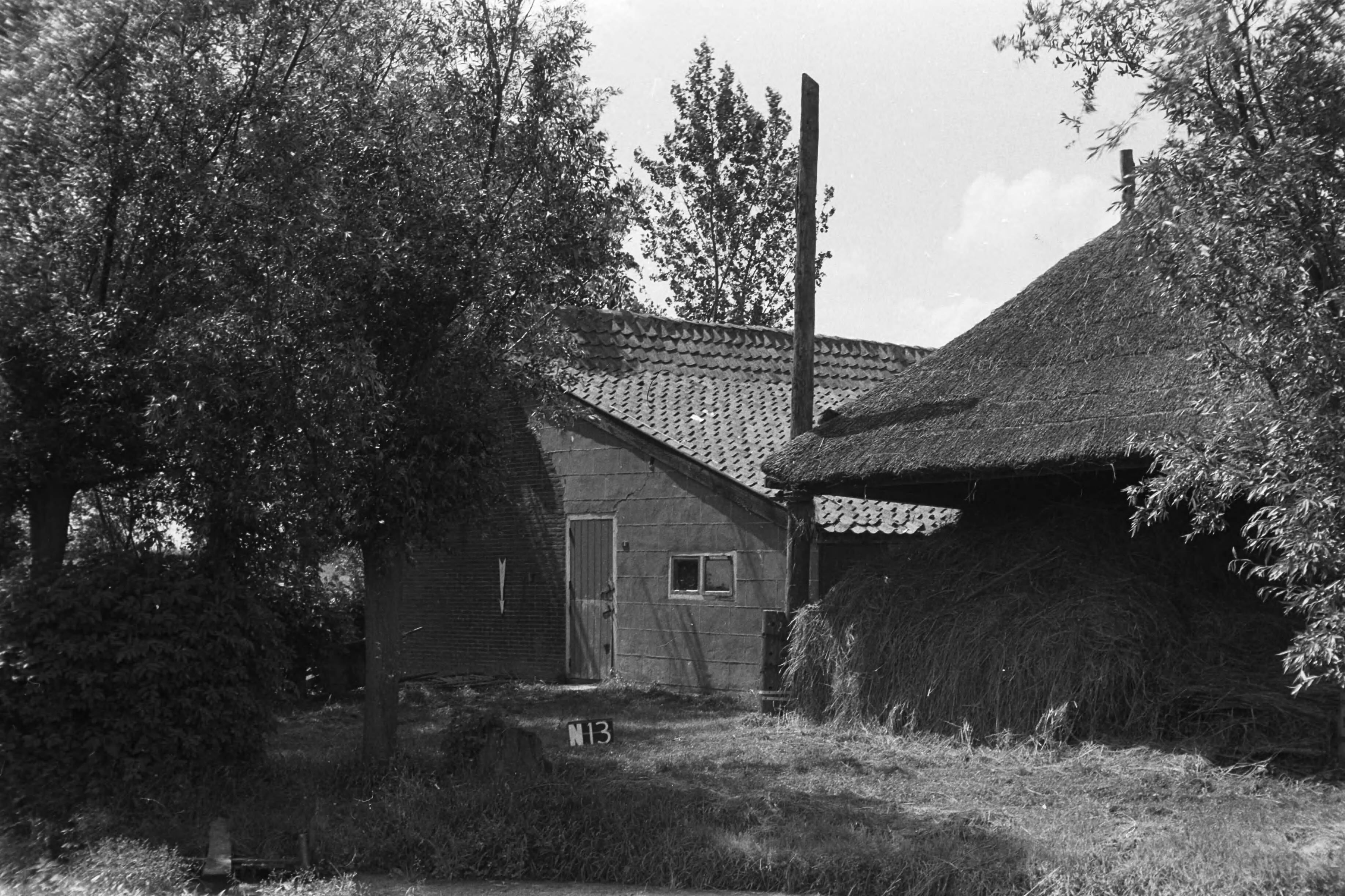 Vaste Punten Cultuurtechnische Dienst — Boerderij te Noorden of Nieuwkoop of Nieuwkoop (ruiverkaveling Zegveld) — Foto: Fotograaf Onbekend / Heidemij. Licentie: Set B: Rechtenvrij / Publiek Domein. Bron: Nationaal Archief. http://hdl.handle.net/10648/ae92a08e-d0b4-102d-bcf8-003048976d84
