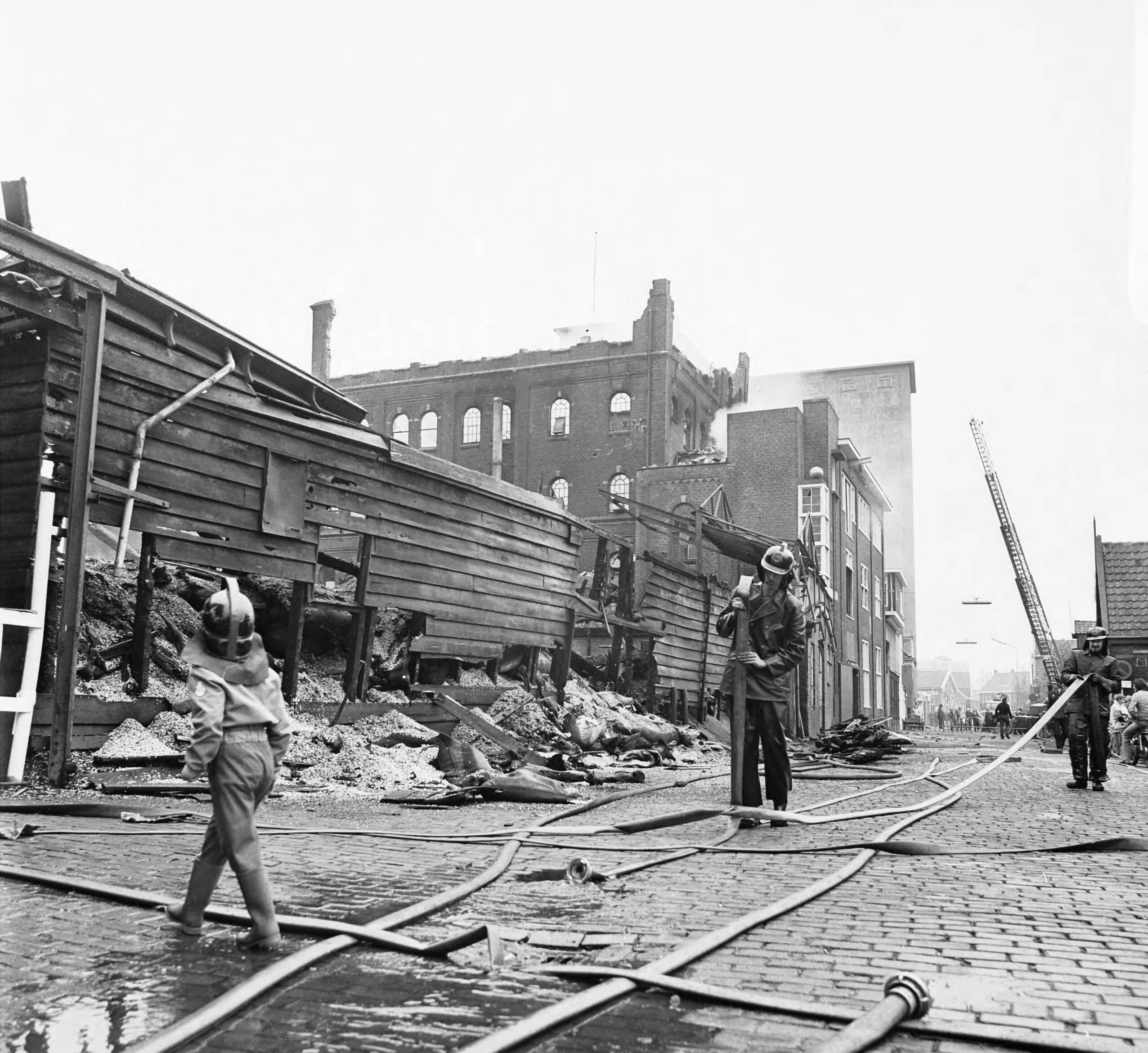 Fotocollectie Anefo — Twee bedrijven in Zaandam uitgebrand; nablussingswerkzaamheden — Foto: Croes, Rob C. / Anefo. Licentie: Set B: Rechtenvrij / Publiek Domein. Bron: Nationaal Archief. http://hdl.handle.net/10648/aca4db98-d0b4-102d-bcf8-003048976d84
