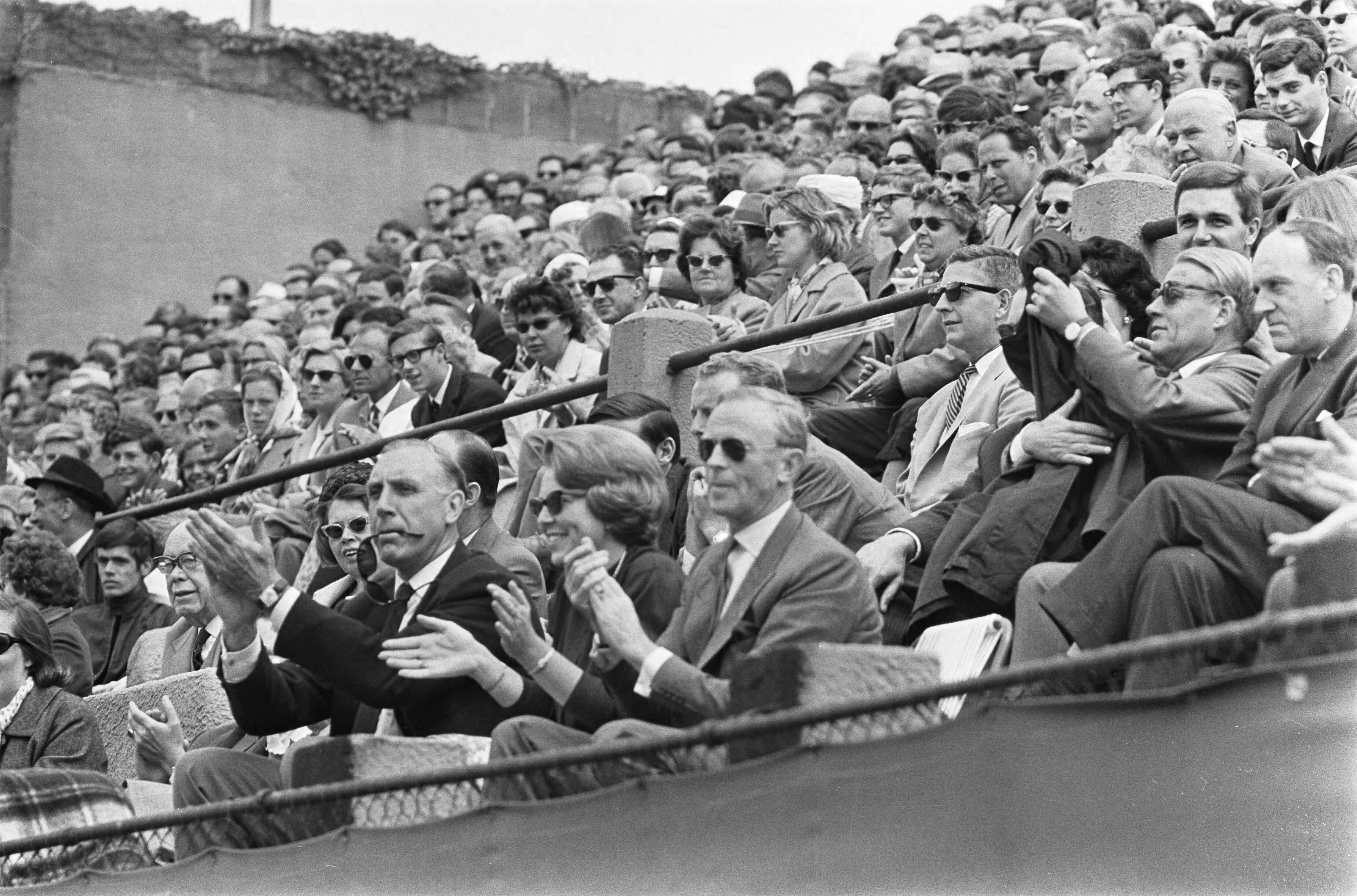 Fotocollectie Anefo — Tennis op de METS-banen in Den Haag, prinses Beatrix op tribune, met links van haar dr. Hans van Swol en rechts Teengs Gerritsen — Foto: Pot, Harry / Anefo (1). Licentie: Set B: Rechtenvrij / Publiek Domein. Bron: Nationaal Archief. http://hdl.handle.net/10648/aa6fc1f8-d0b4-102d-bcf8-003048976d84
