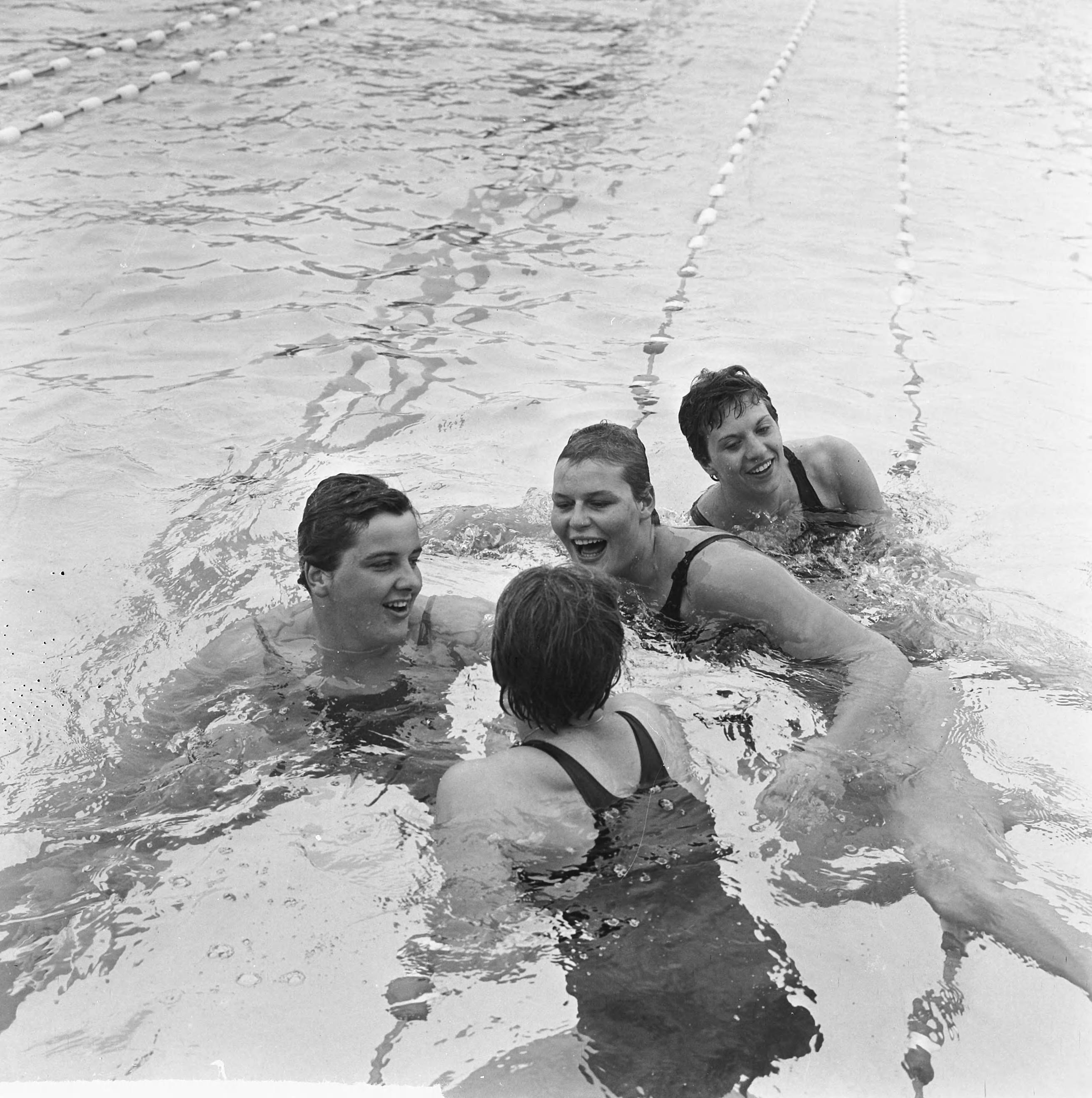 Fotocollectie Anefo — Zweminterland Nederland tegen Engeland te Groningen, Nederlandse dames 4x 100 meter wisselslag wereldrecord, v.l.n.r. Erica Terpstra, Ada Kok, Klenie Bimolt, Ria van Velsen — Foto: Koch, Eric / Anefo. Licentie: Set B: Rechtenvrij / Publiek Domein. Bron: Nationaal Archief. http://hdl.handle.net/10648/aa6eead0-d0b4-102d-bcf8-003048976d84