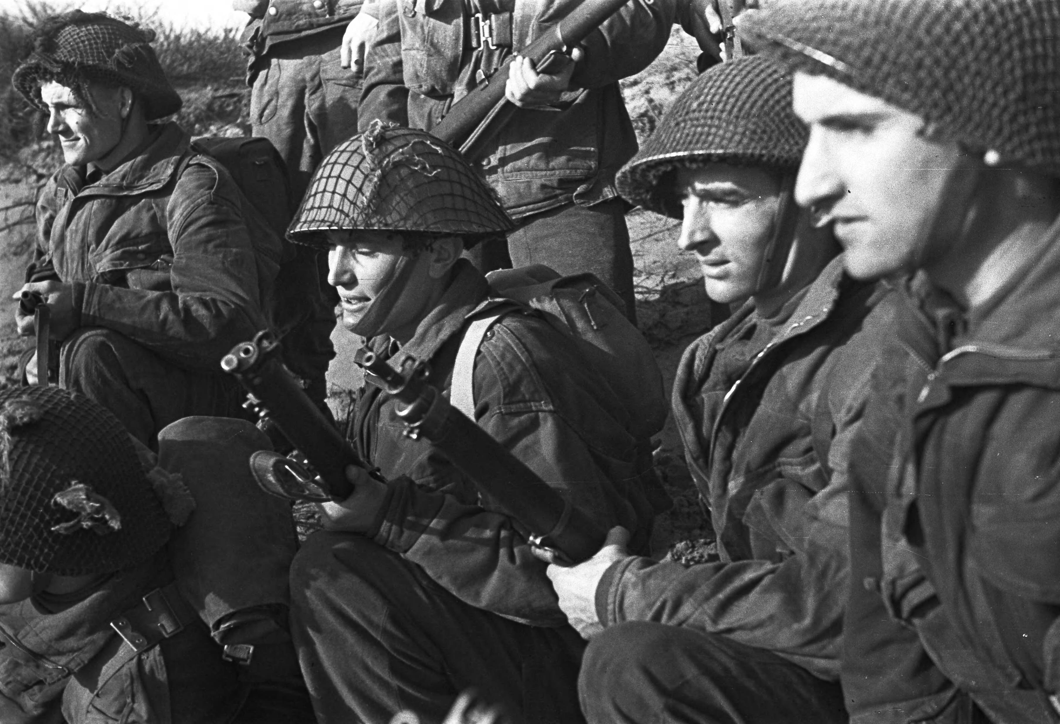 Fotocollectie Anefo — Militair opleidingskamp te Bloemendaal(bezoek Generaal Kruls ) — Foto: Dudok van Heel, Jack / Anefo. Licentie: Set B: Rechtenvrij / Publiek Domein. Bron: Nationaal Archief. http://hdl.handle.net/10648/a8989062-d0b4-102d-bcf8-003048976d84