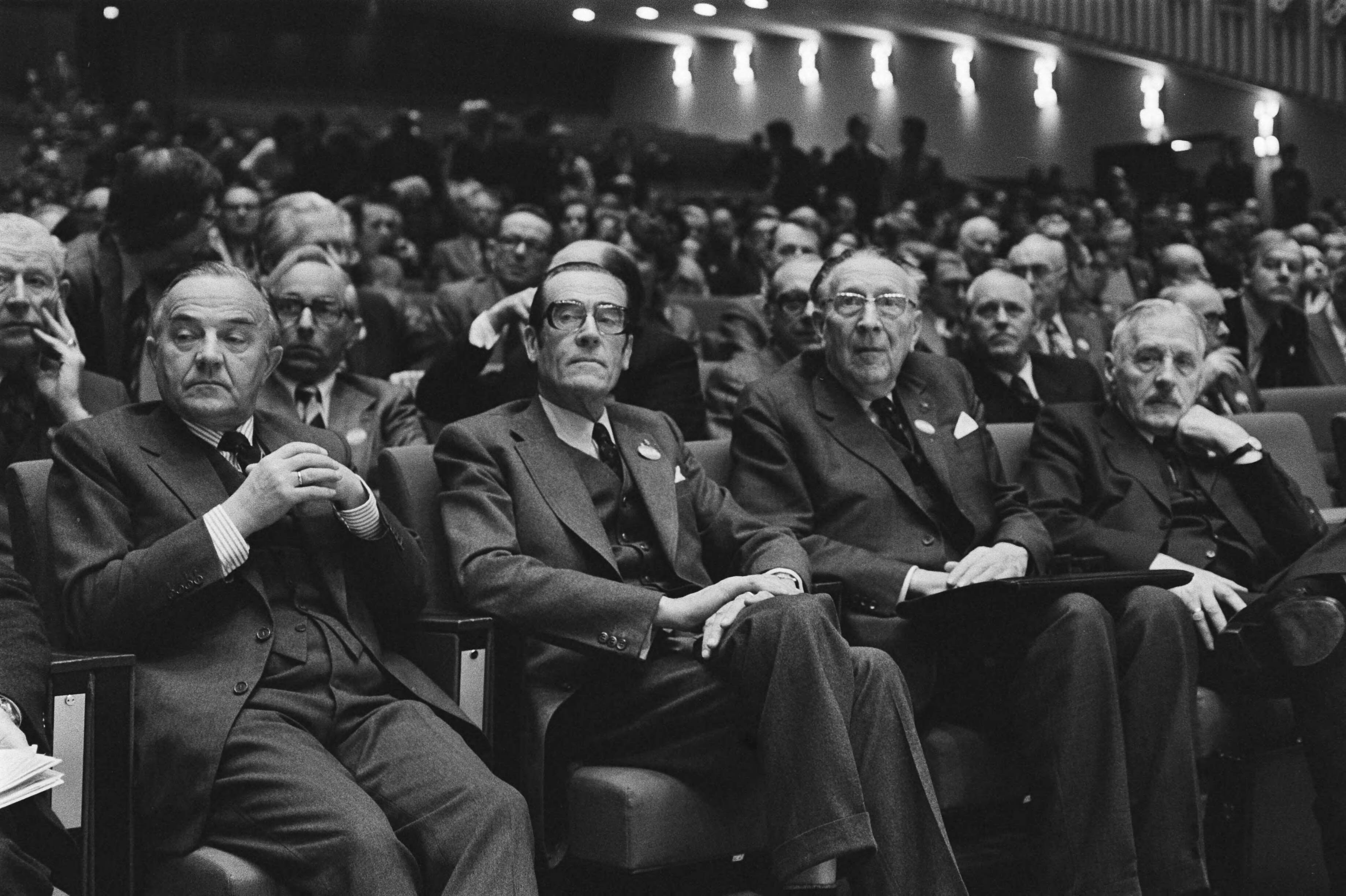 Fotocollectie Anefo — CDA-congres in Den Haag (1e dag); rijtje notabelen — Foto: Verhoeff, Bert / Anefo. Licentie: Set B: Rechtenvrij / Publiek Domein. Bron: Nationaal Archief. http://hdl.handle.net/10648/ac91ba2c-d0b4-102d-bcf8-003048976d84
