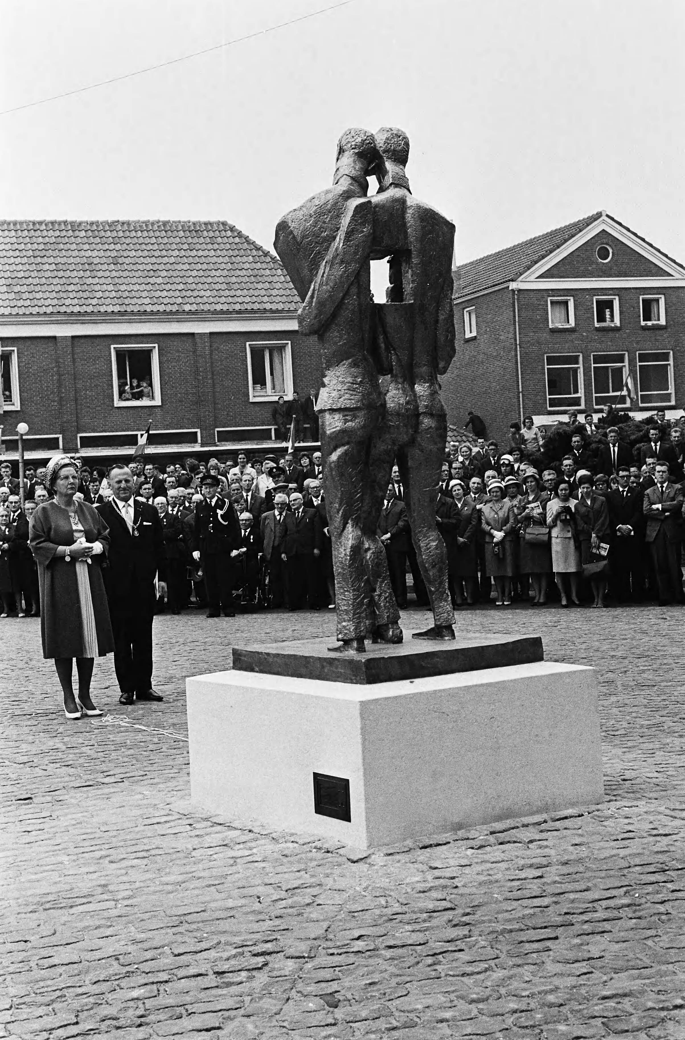 Koningin Juliana onthult het Van Gogh-monument in Zundert — De koningin en burgemeester G.J.A. Manders bij monument — Foto: Fotograaf Onbekend / Anefo. Licentie: Set B: Rechtenvrij / Publiek Domein. Bron: Nationaal Archief. http://hdl.handle.net/10648/aa6af7f4-d0b4-102d-bcf8-003048976d84