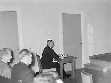 Fotocollectie Anefo — Zitting van de Marineraad in Den Haag i.v.m. heropening onderzoek naar de stranding van de kruiser Hr. Ms. "Zeven Provinciën". Verhoor van commandant kapitein-ter-zee M.J. Vos — Foto: Noske, J.D. / Anefo. Licentie: Set B: Rechtenvrij / Publiek Domein. Bron: Nationaal Archief. http://hdl.handle.net/10648/a9896f82-d0b4-102d-bcf8-003048976d84