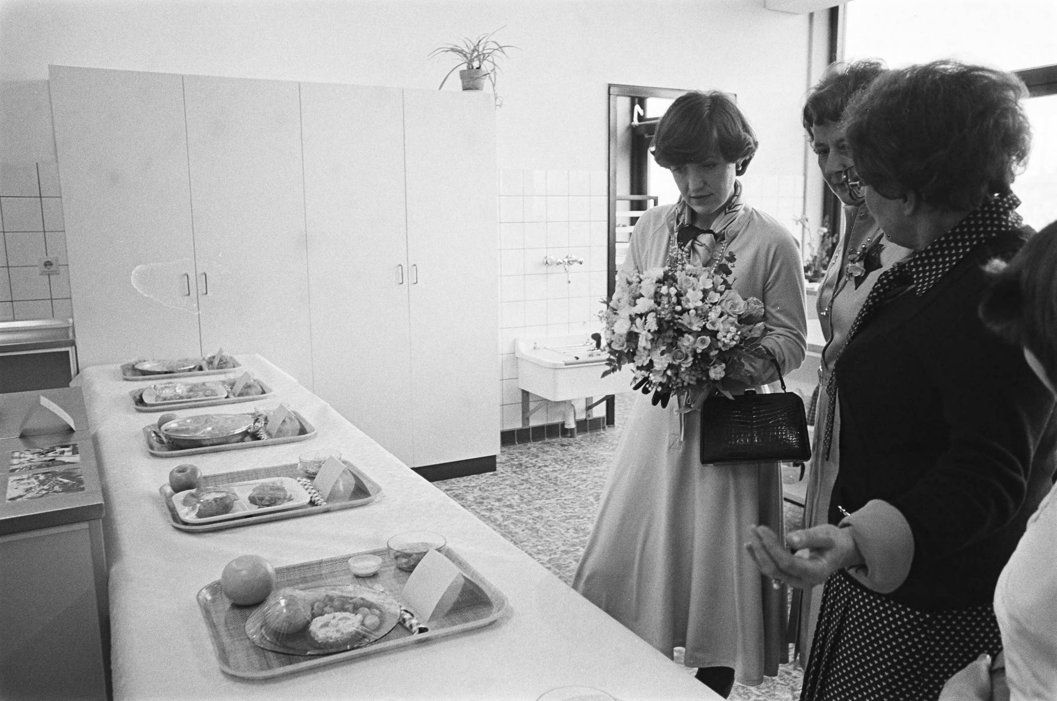Fotocollectie Anefo — Prinses Margriet opent Academie de Laan in Den Haag ; Prinses Margriet tijdens rondgang — Foto: Peters, Hans / Anefo. Licentie: Set B: Rechtenvrij / Publiek Domein. Bron: Nationaal Archief. http://hdl.handle.net/10648/acac99dc-d0b4-102d-bcf8-003048976d84